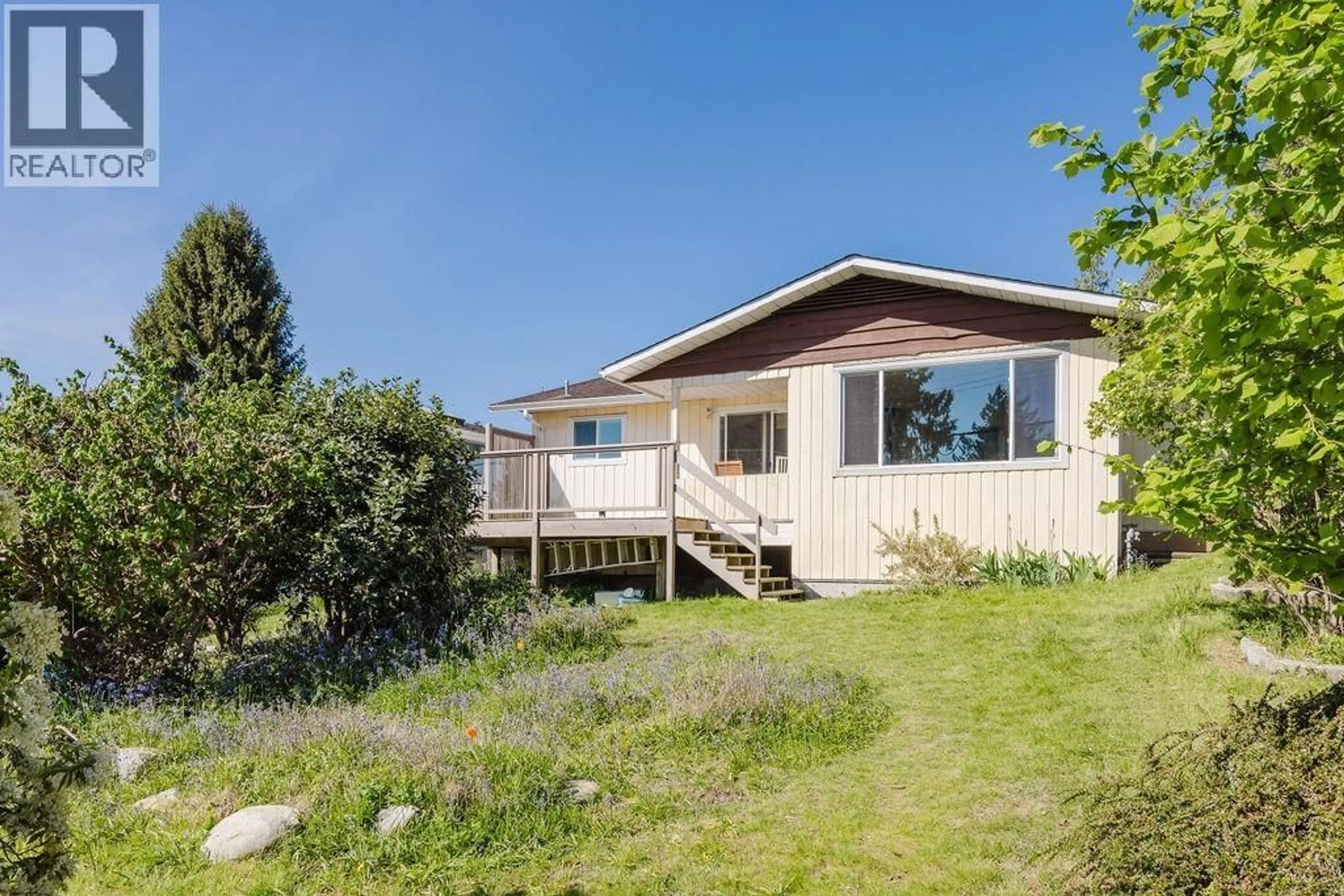 A pic from outside/outdoor area/front of a property/back of a property/a pic from drone, unknown for 606 MARTIN ROAD, Gibsons British Columbia V0N1V9