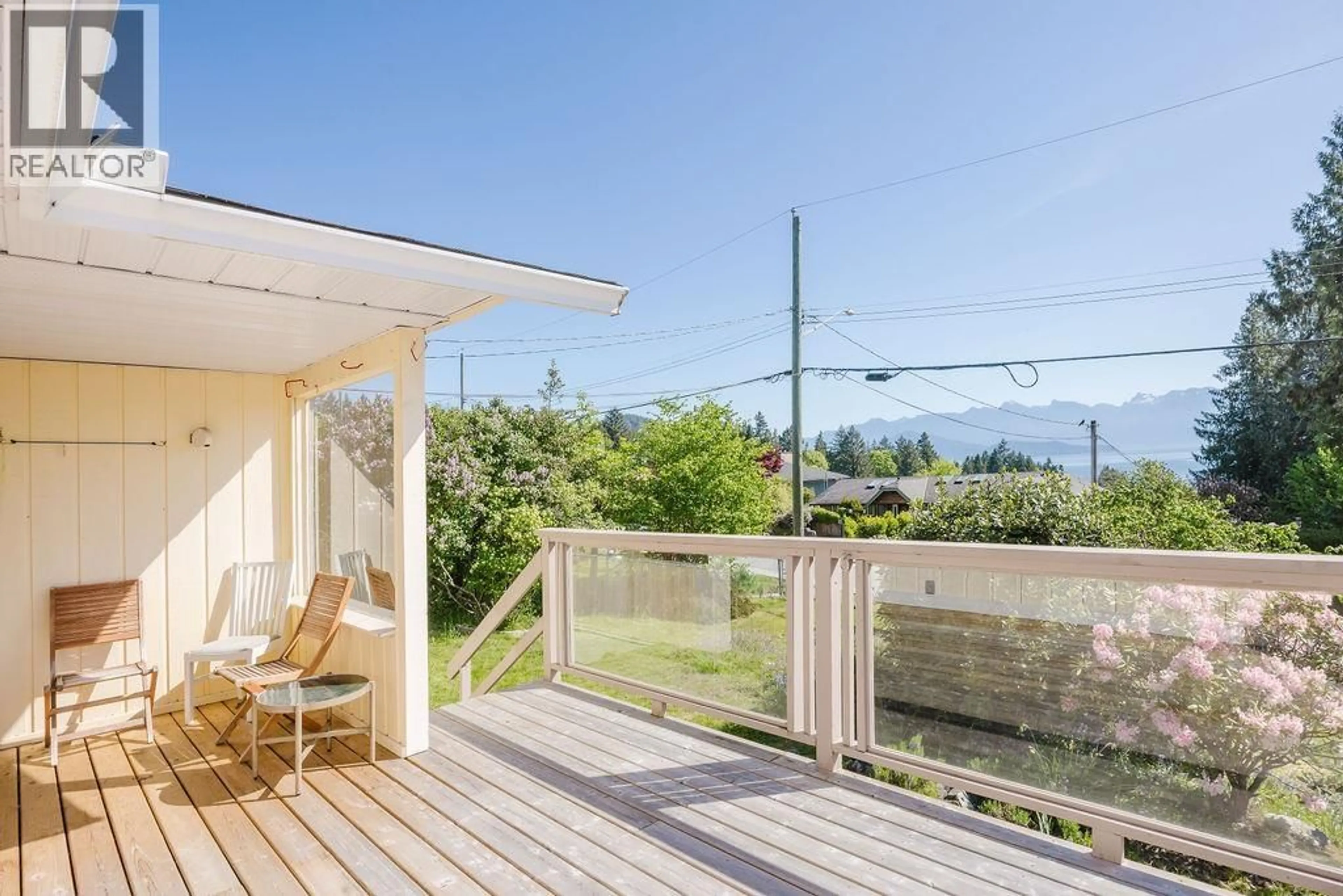 Patio, mountain view for 606 MARTIN ROAD, Gibsons British Columbia V0N1V9