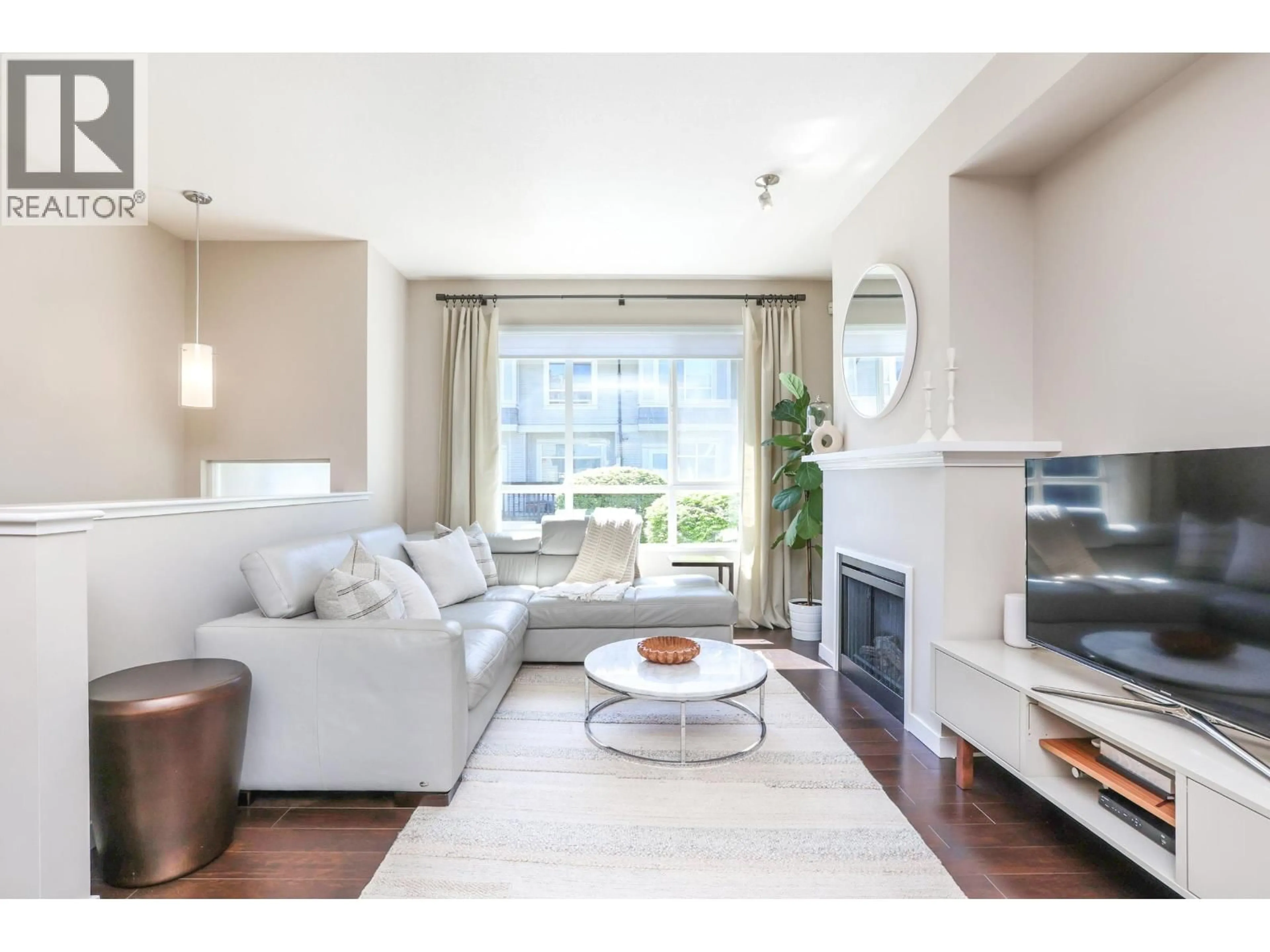 Living room with furniture, wood/laminate floor for 32 - 9133 SILLS AVENUE, Richmond British Columbia V6Y4H6