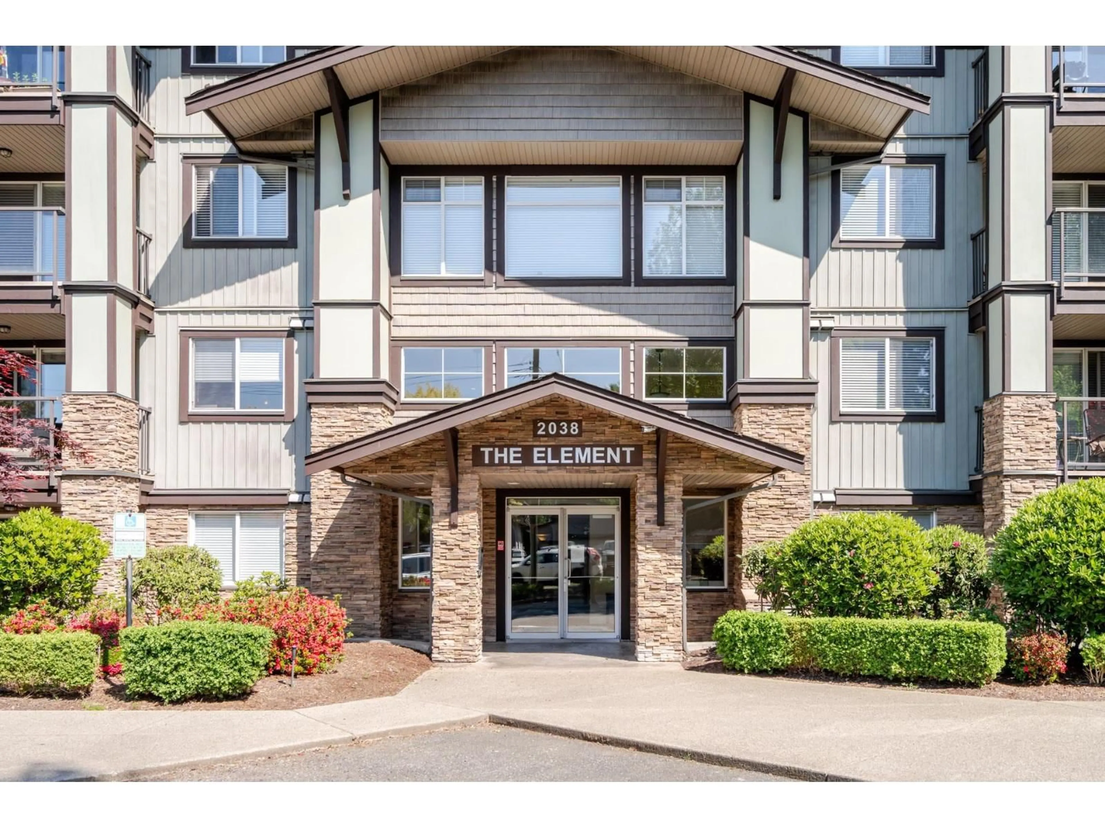 Indoor foyer for 305 - 2038 SANDALWOOD CRESCENT, Abbotsford British Columbia V2S3H6