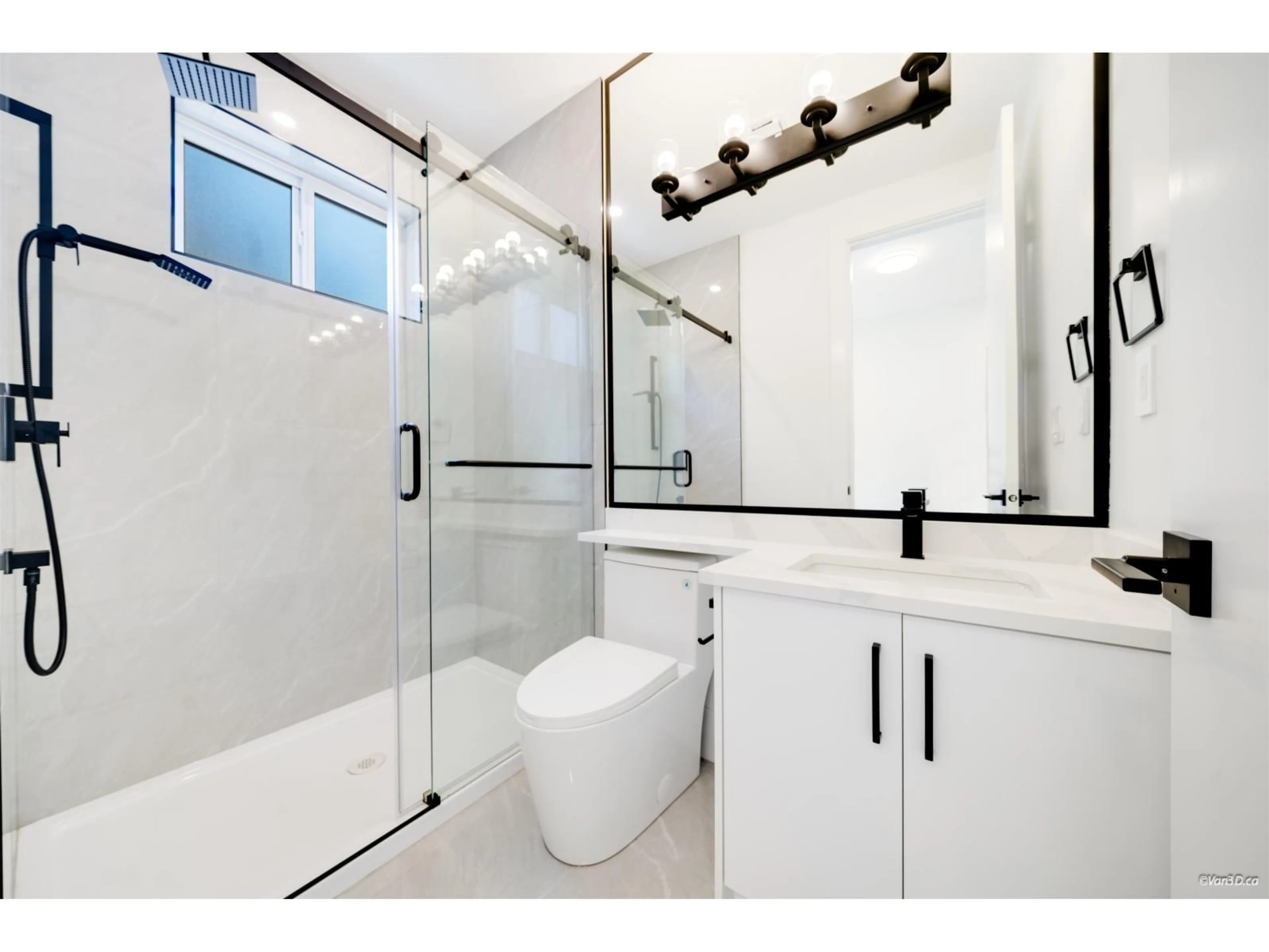 Contemporary bathroom, ceramic/tile floor for 13030 15 AVENUE, Surrey British Columbia V4A1K7