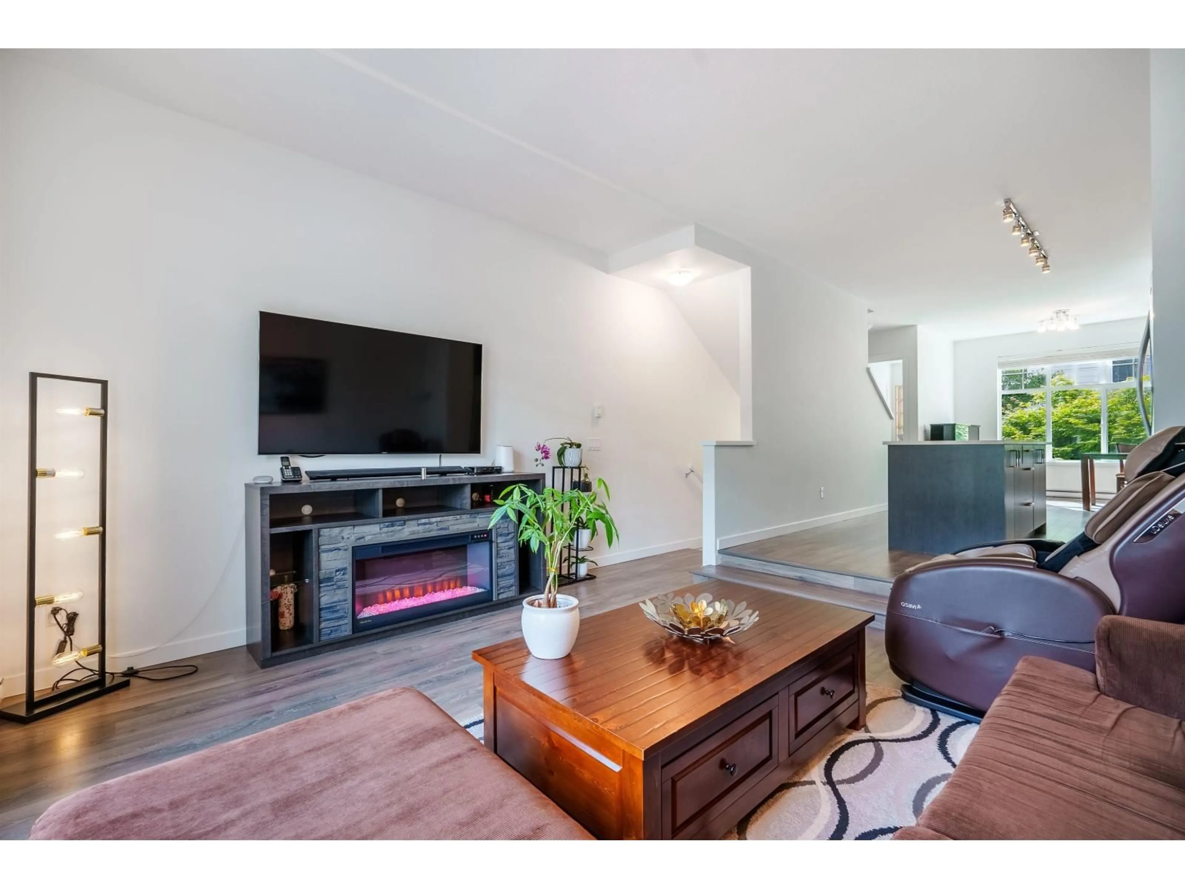 Living room with furniture, wood/laminate floor for 30 - 15268 28 AVENUE, Surrey British Columbia V4P0E8