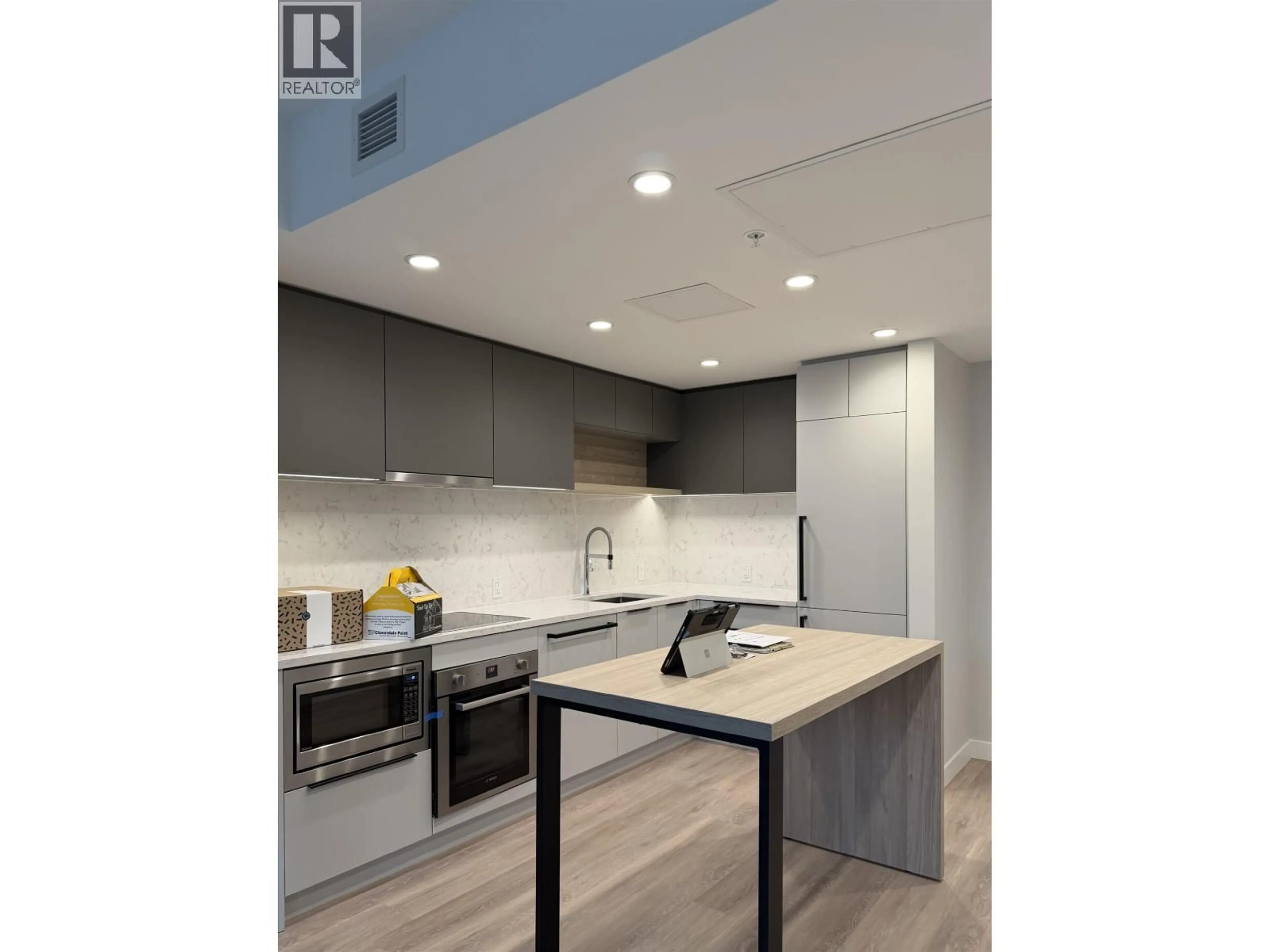 Open concept kitchen, wood/laminate floor for 1008 - 567 EMERSON STREET, Coquitlam British Columbia V3J0M8