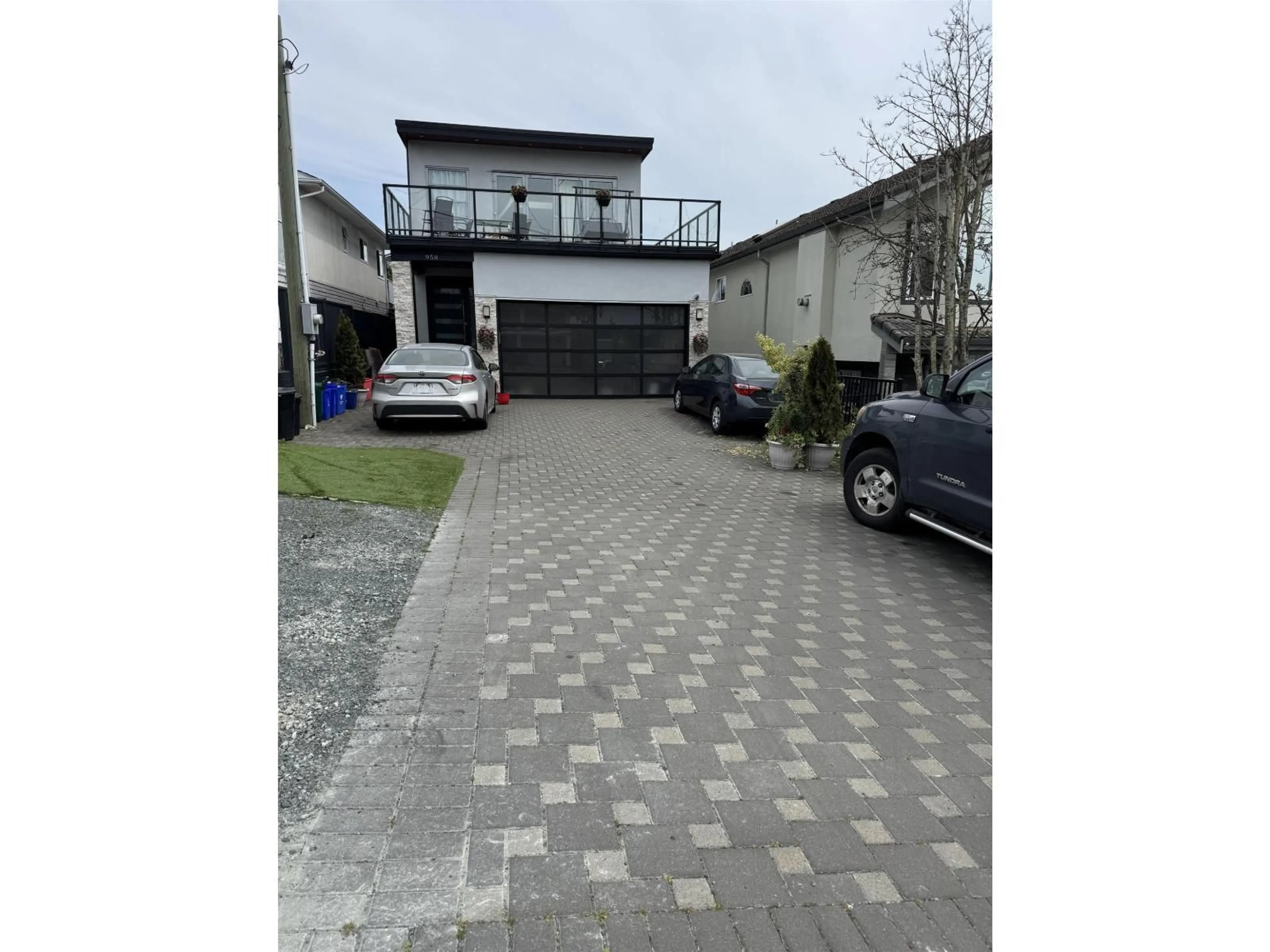 A pic from outside/outdoor area/front of a property/back of a property/a pic from drone, street for 958 KEIL STREET, White Rock British Columbia V4B4V7