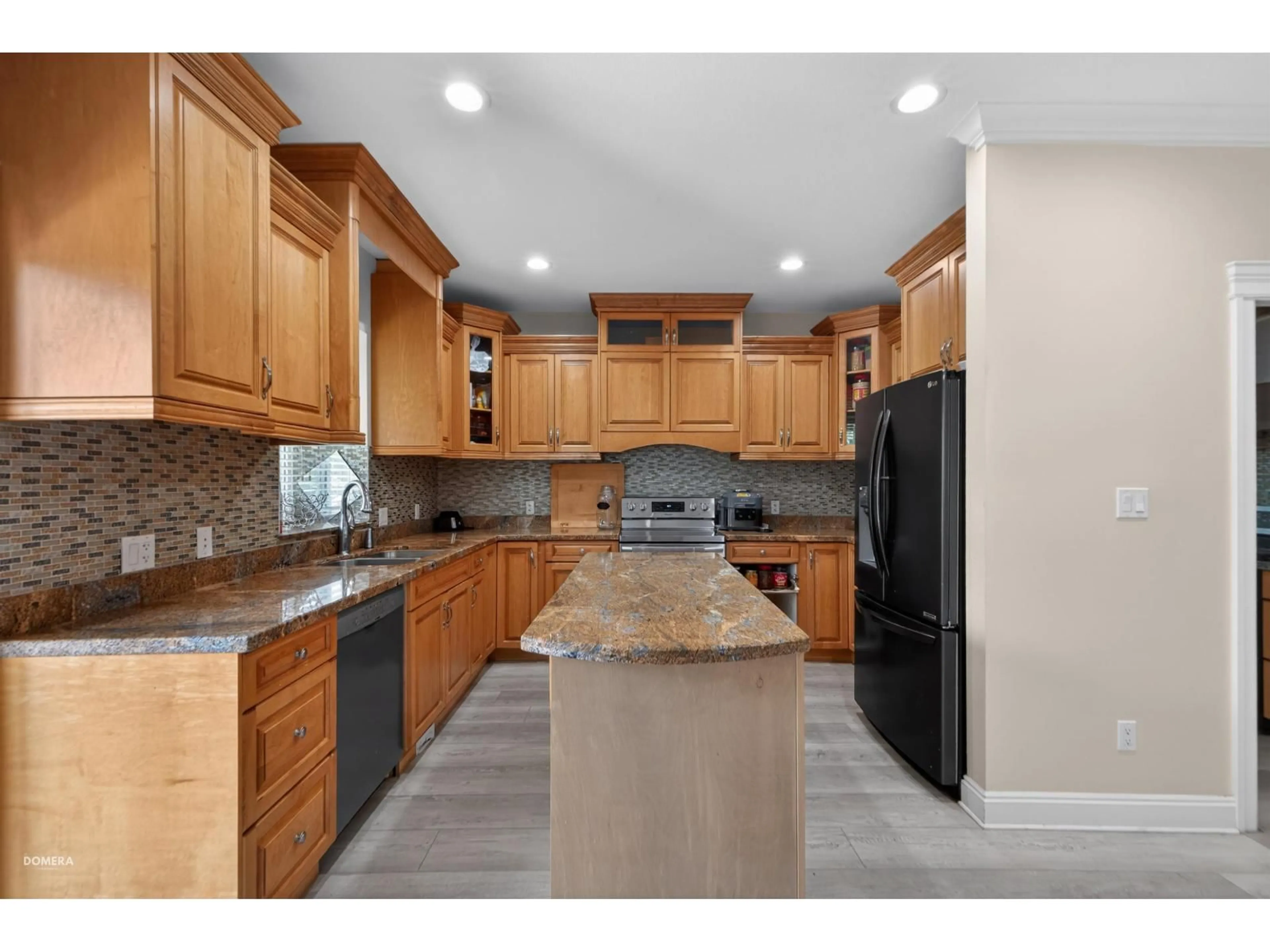 Open concept kitchen, ceramic/tile floor for 7186 ELWOOD DRIVE, Chilliwack British Columbia V2R1G8