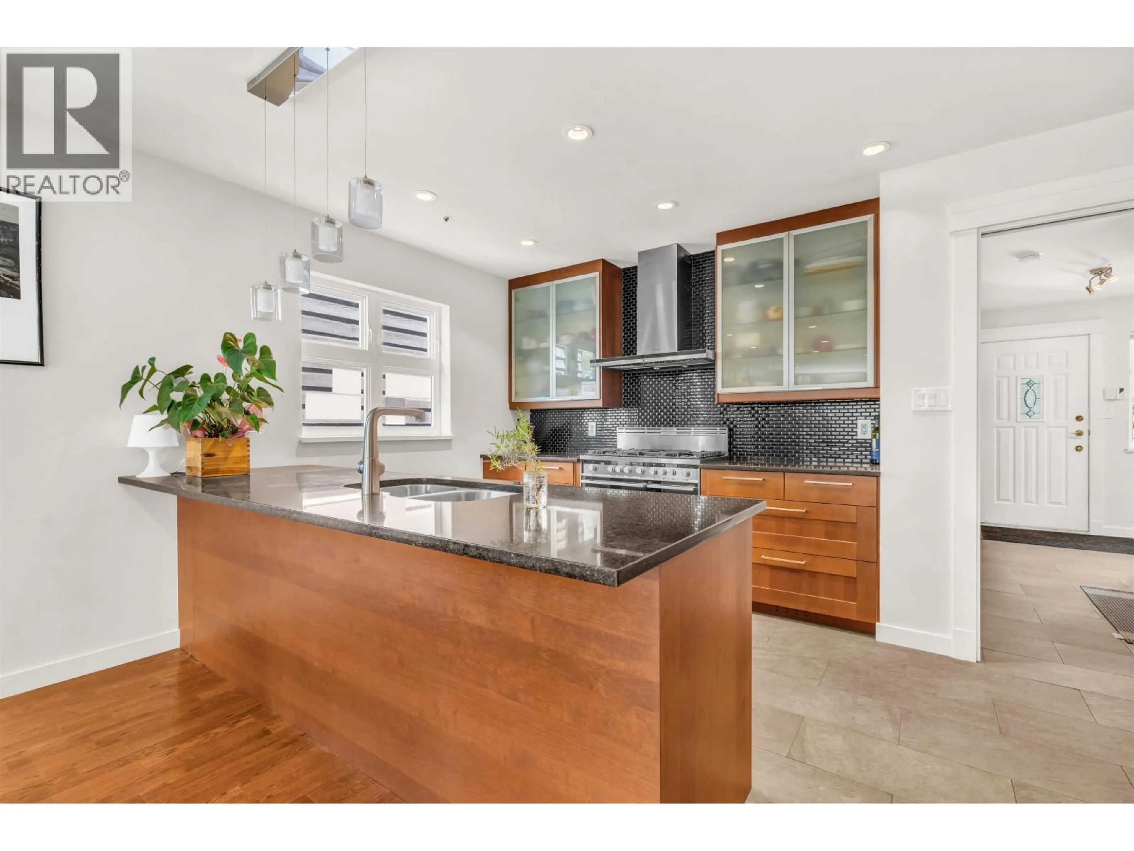 Open concept kitchen, ceramic/tile floor for 517 ATLANTIC STREET, Vancouver British Columbia V6A2J8