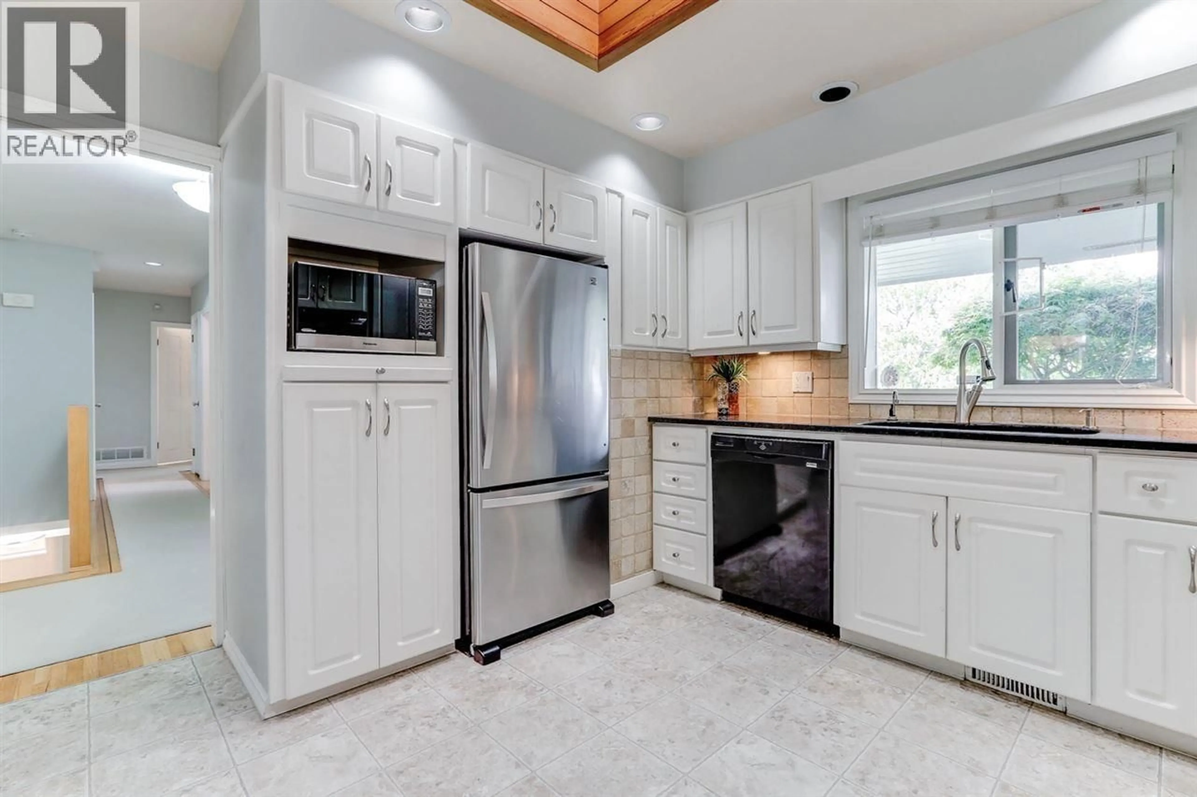 Open concept kitchen, ceramic/tile floor for 4652 WESLEY DRIVE, Delta British Columbia V4M1W4