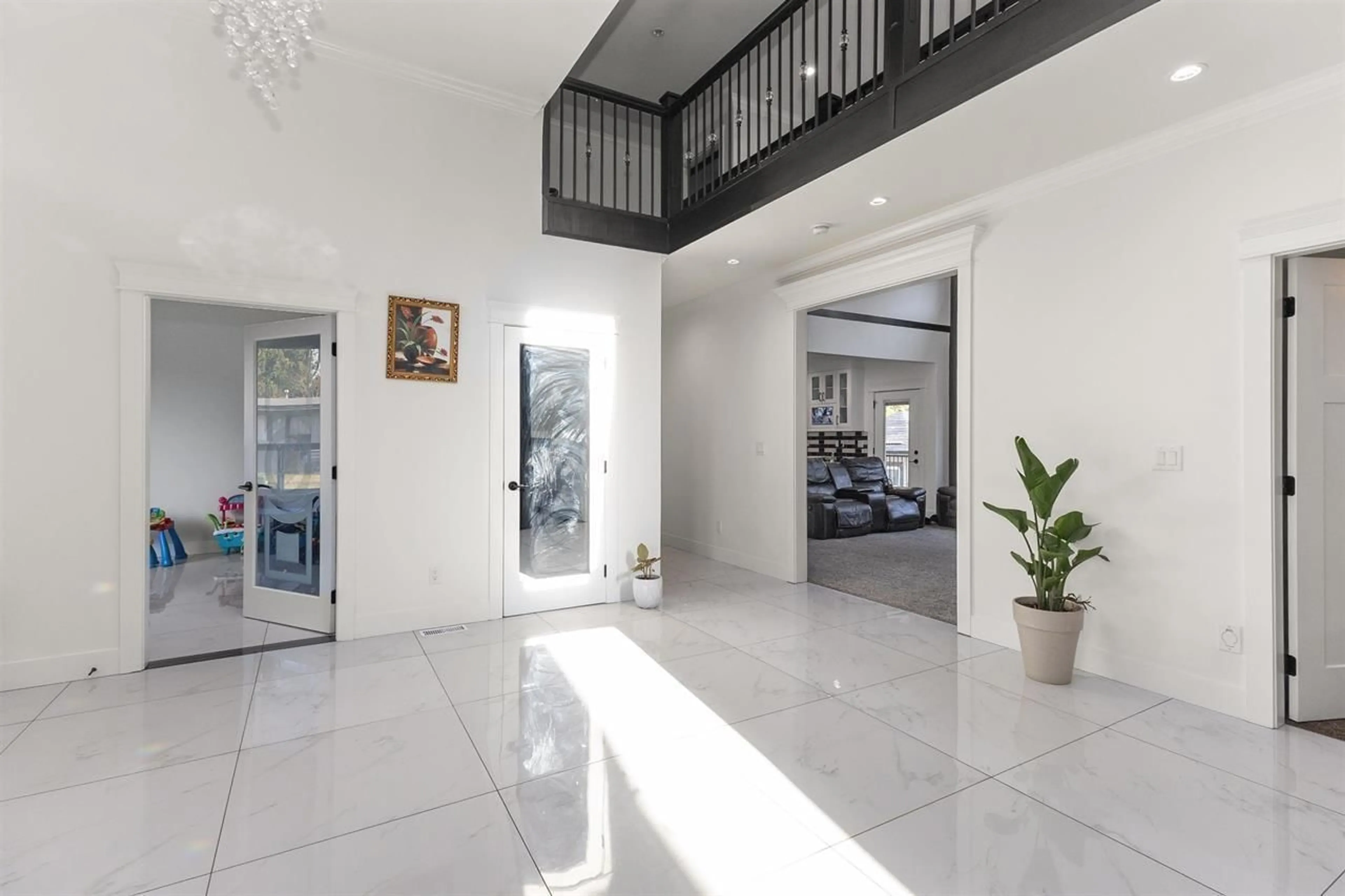 Indoor foyer for 2018 VINEWOOD STREET, Abbotsford British Columbia V2S3H2