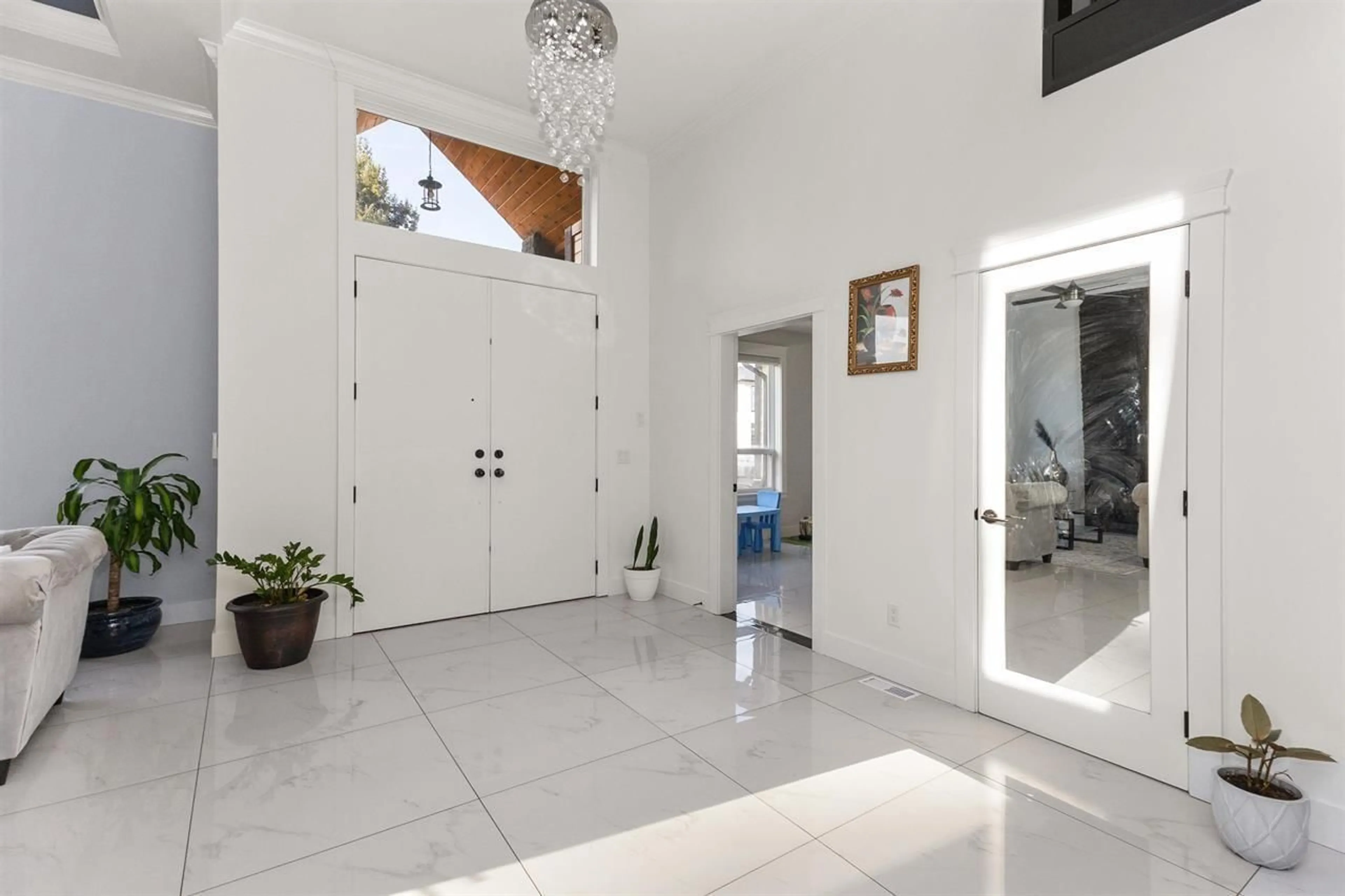 Indoor foyer for 2018 VINEWOOD STREET, Abbotsford British Columbia V2S3H2