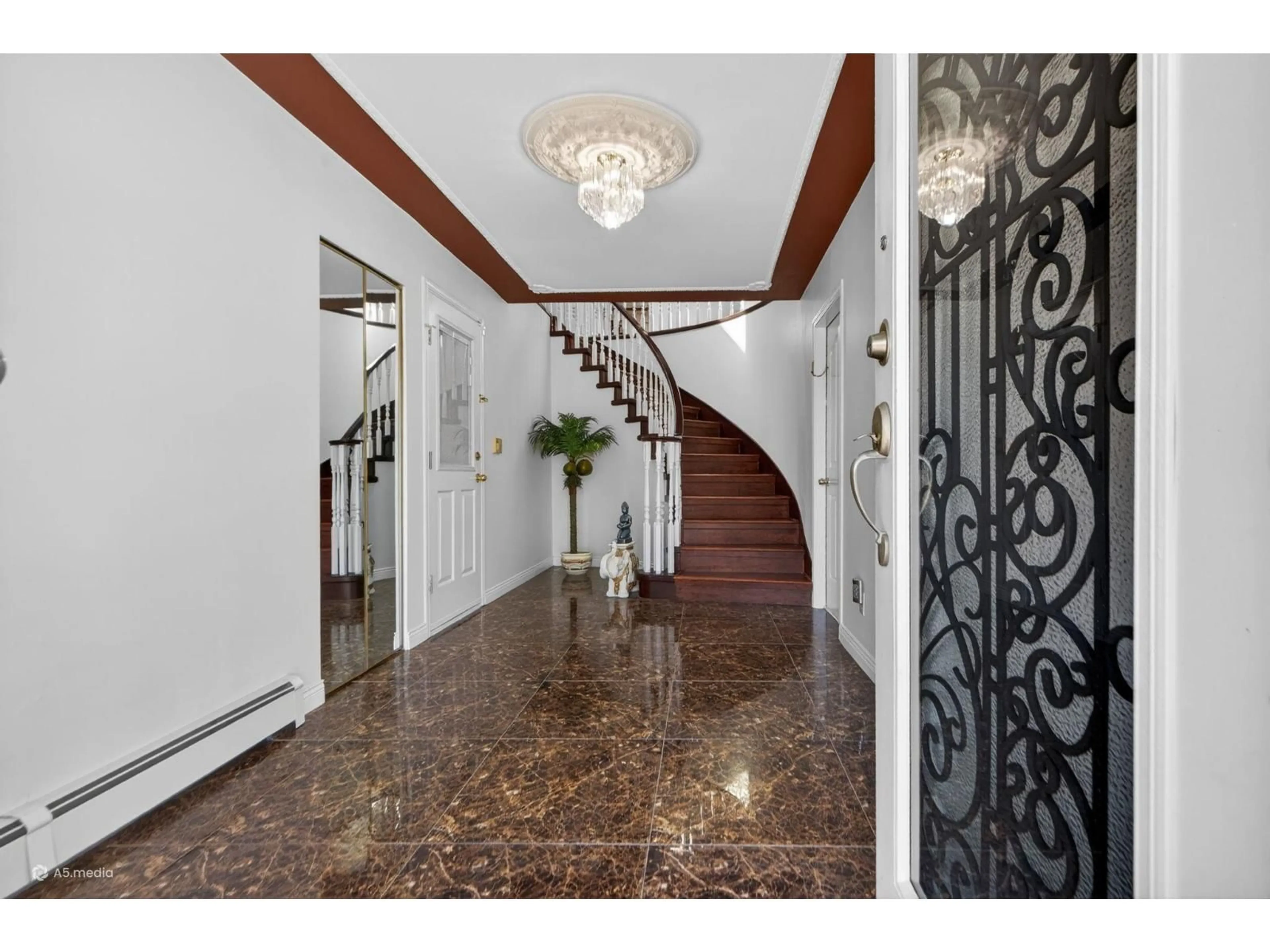 Indoor foyer for 9515 124A STREET, Surrey British Columbia V3V7G3
