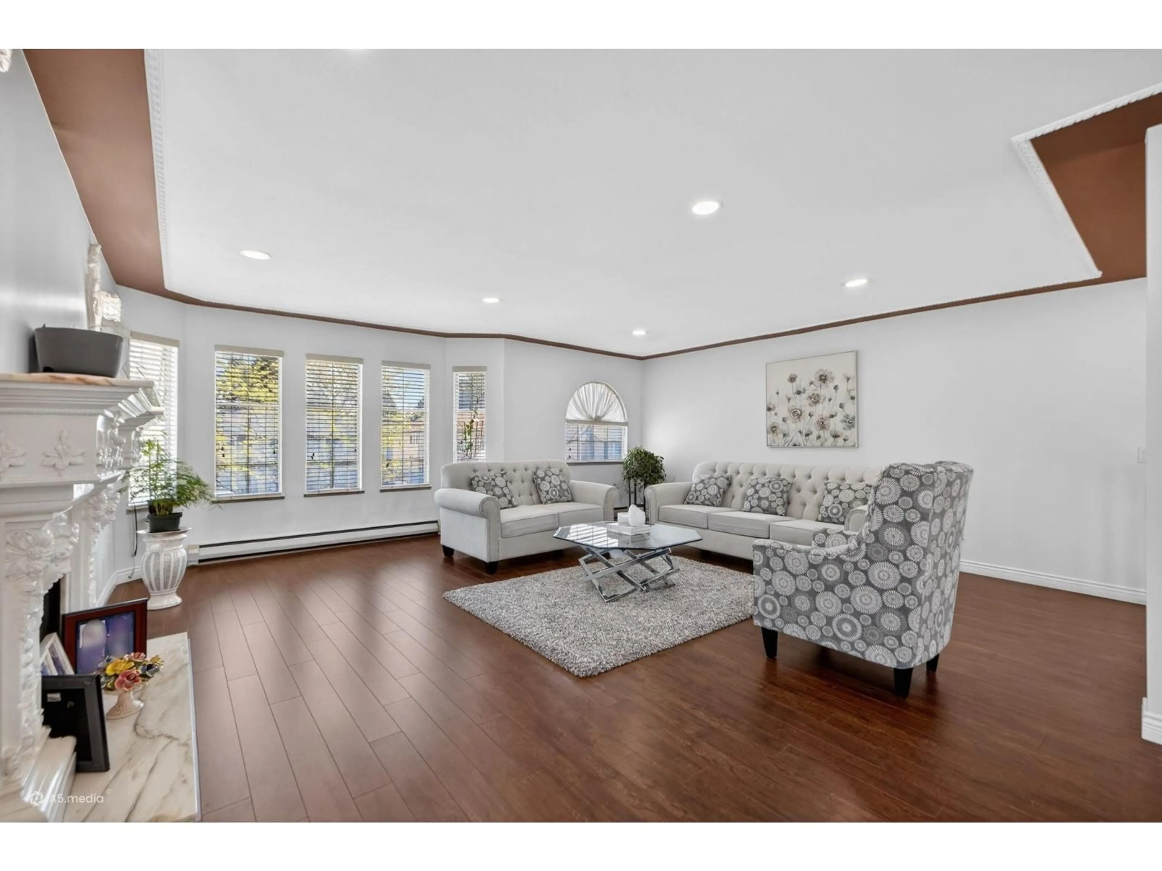Living room with furniture, wood/laminate floor for 9515 124A STREET, Surrey British Columbia V3V7G3