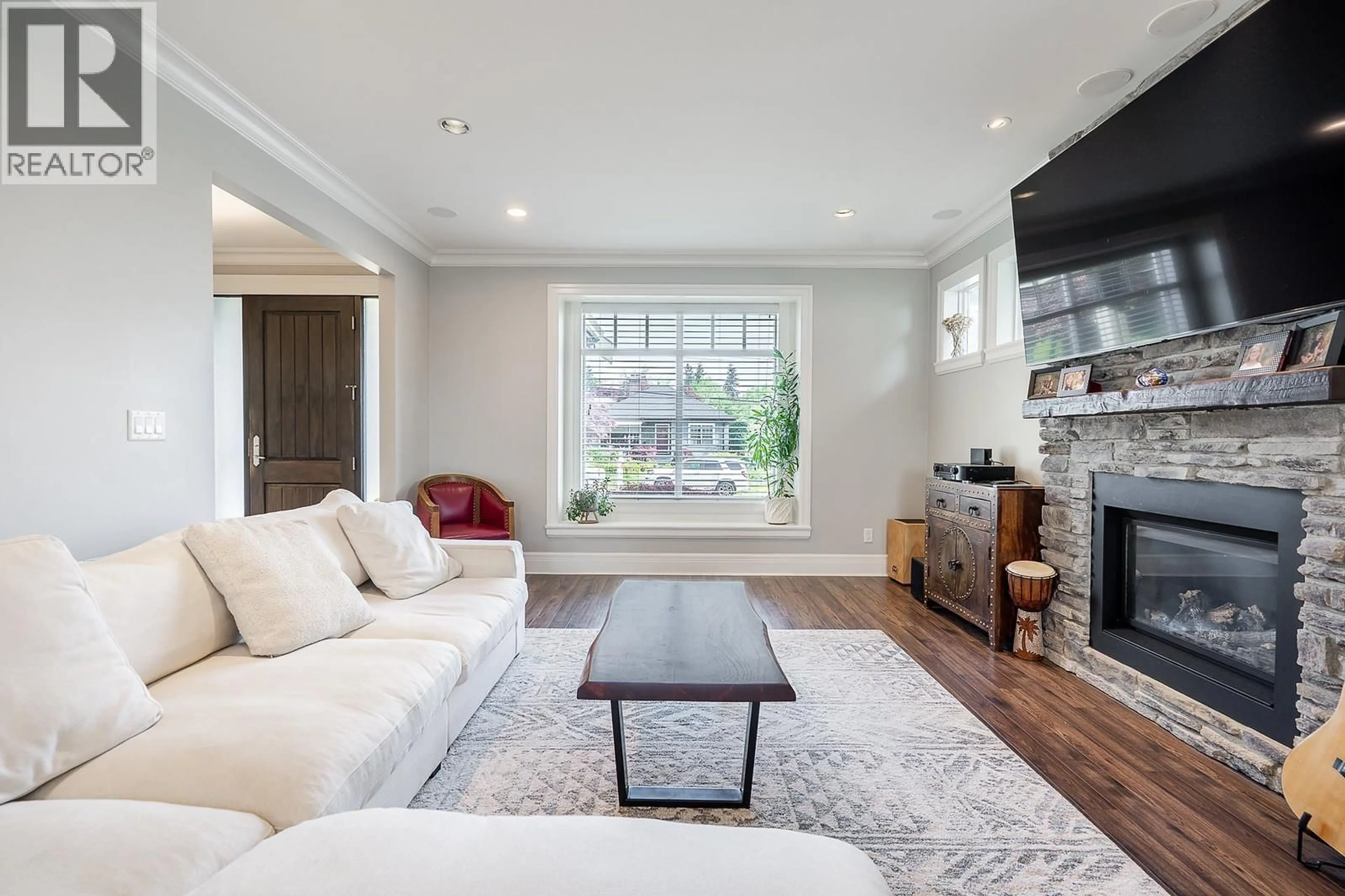 Living room with furniture, unknown for 374 SIMPSON STREET, New Westminster British Columbia V3L3J9