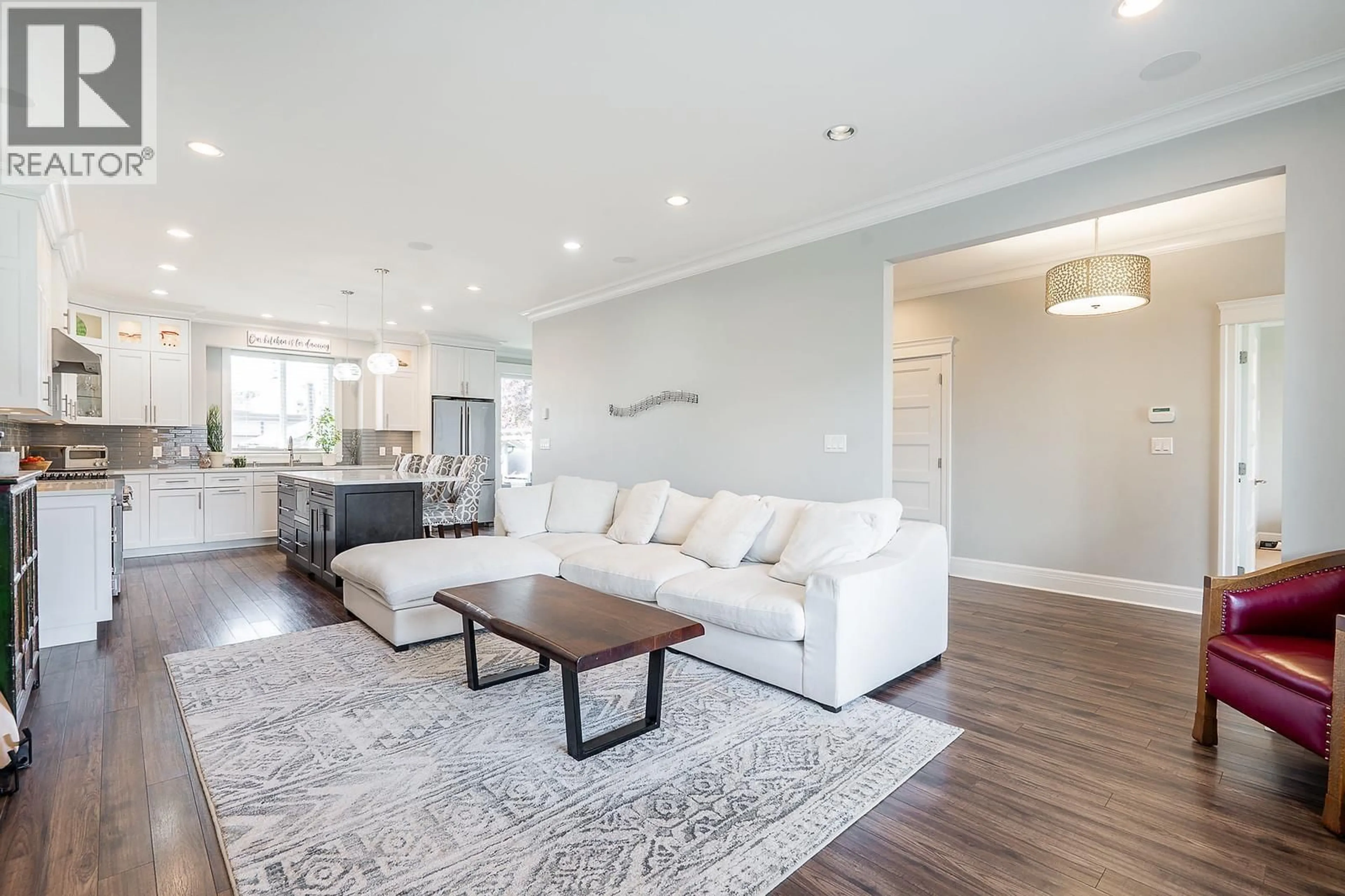 Living room with furniture, unknown for 374 SIMPSON STREET, New Westminster British Columbia V3L3J9
