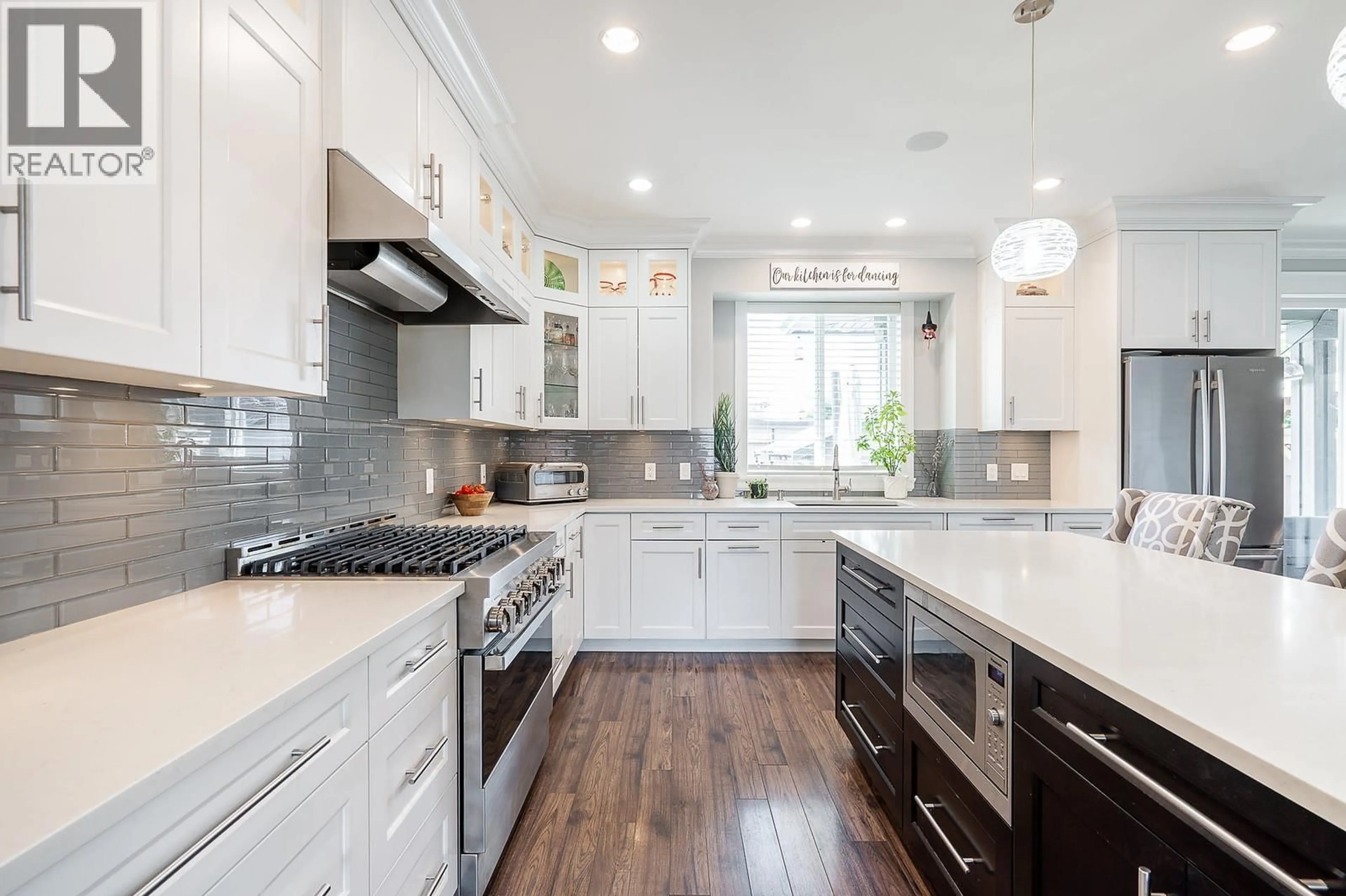Contemporary kitchen, unknown for 374 SIMPSON STREET, New Westminster British Columbia V3L3J9