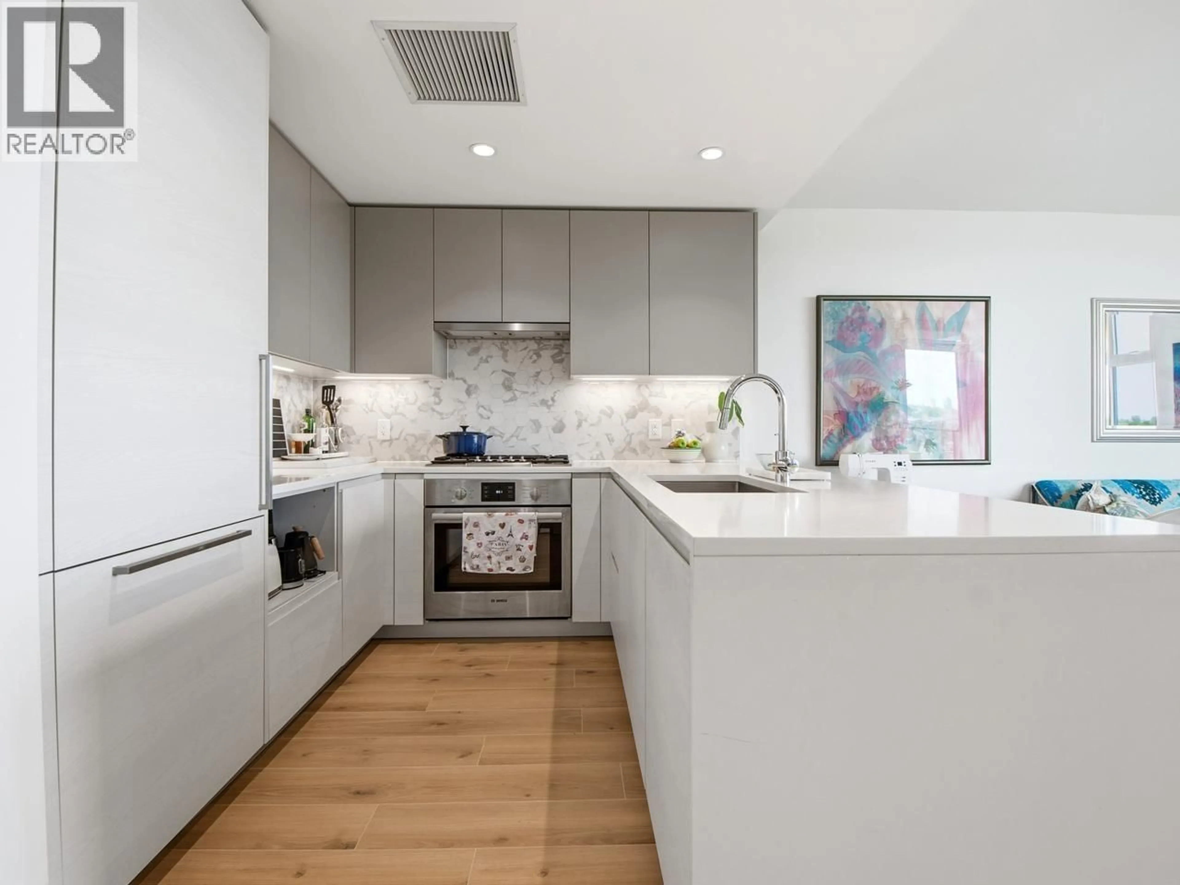 Contemporary kitchen, unknown for 1304 - 8188 FRASER STREET, Vancouver British Columbia V5X0J8