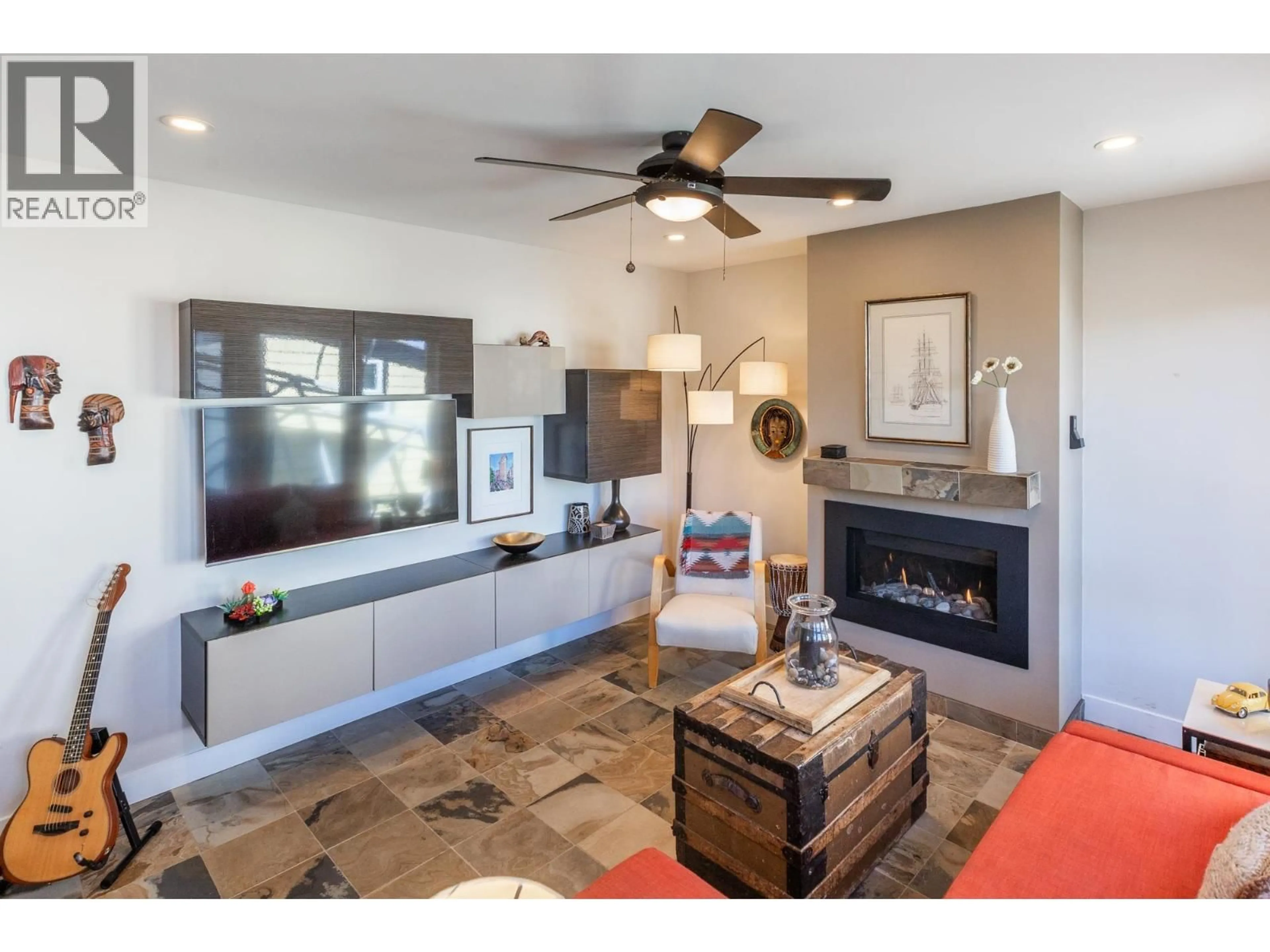 Living room with furniture, ceramic/tile floor for 1 - 3473 RIVER ROAD, Delta British Columbia V4K5E9