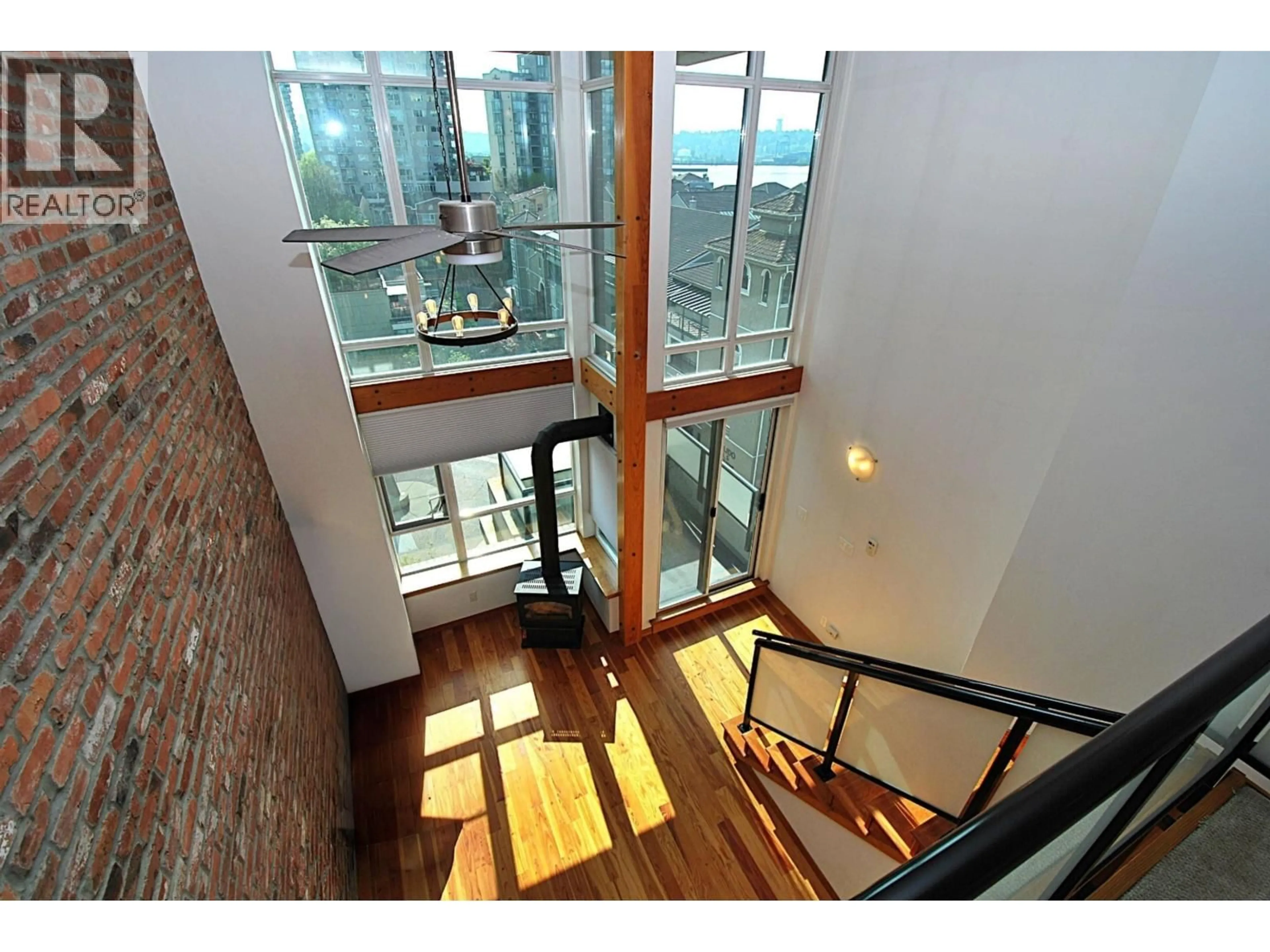 Indoor foyer for 404 - 10 RENAISSANCE SQUARE, New Westminster British Columbia V3M7B1