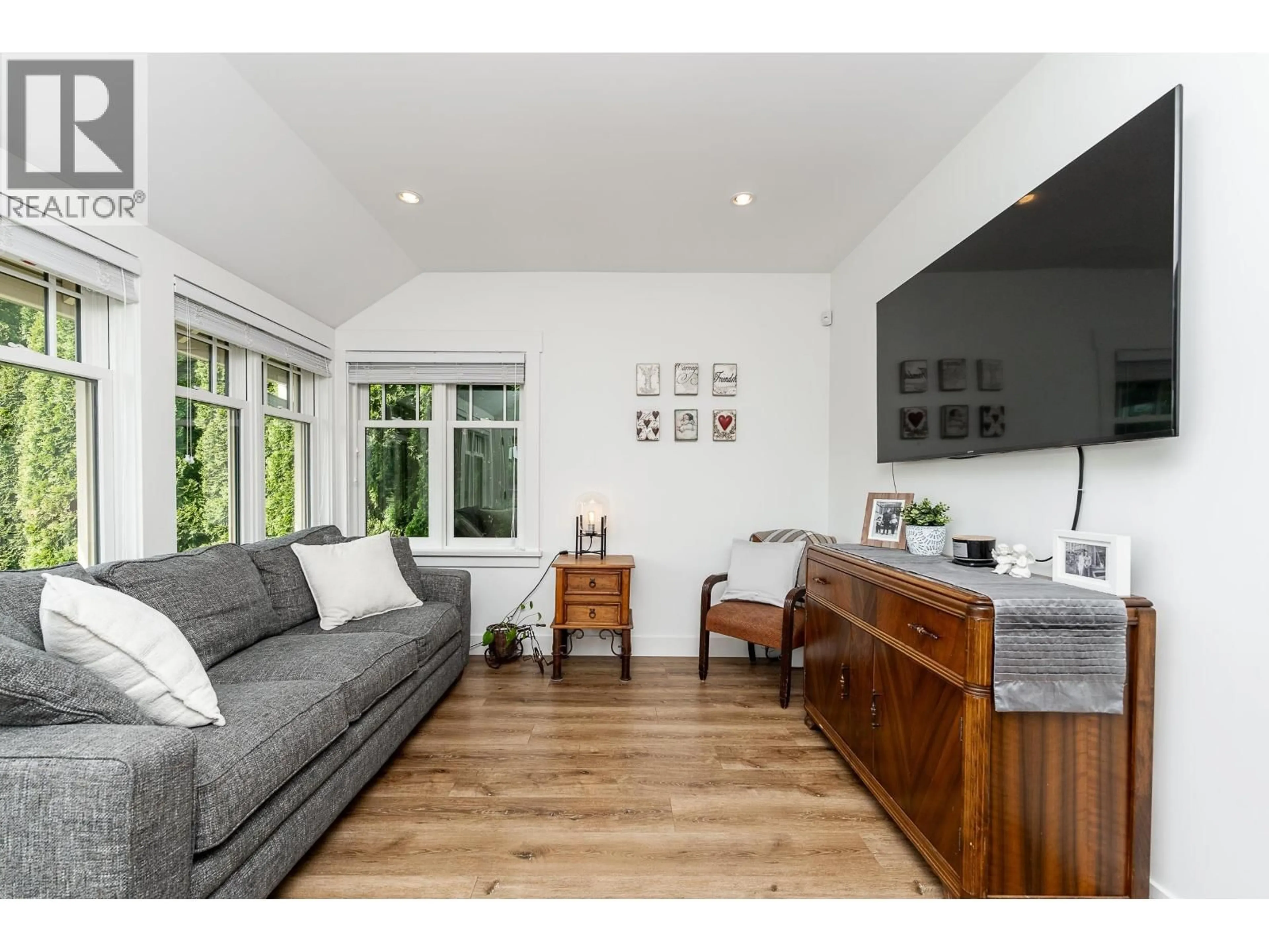 Living room with furniture, wood/laminate floor for 903 WALLS AVENUE, Coquitlam British Columbia V3K2T2