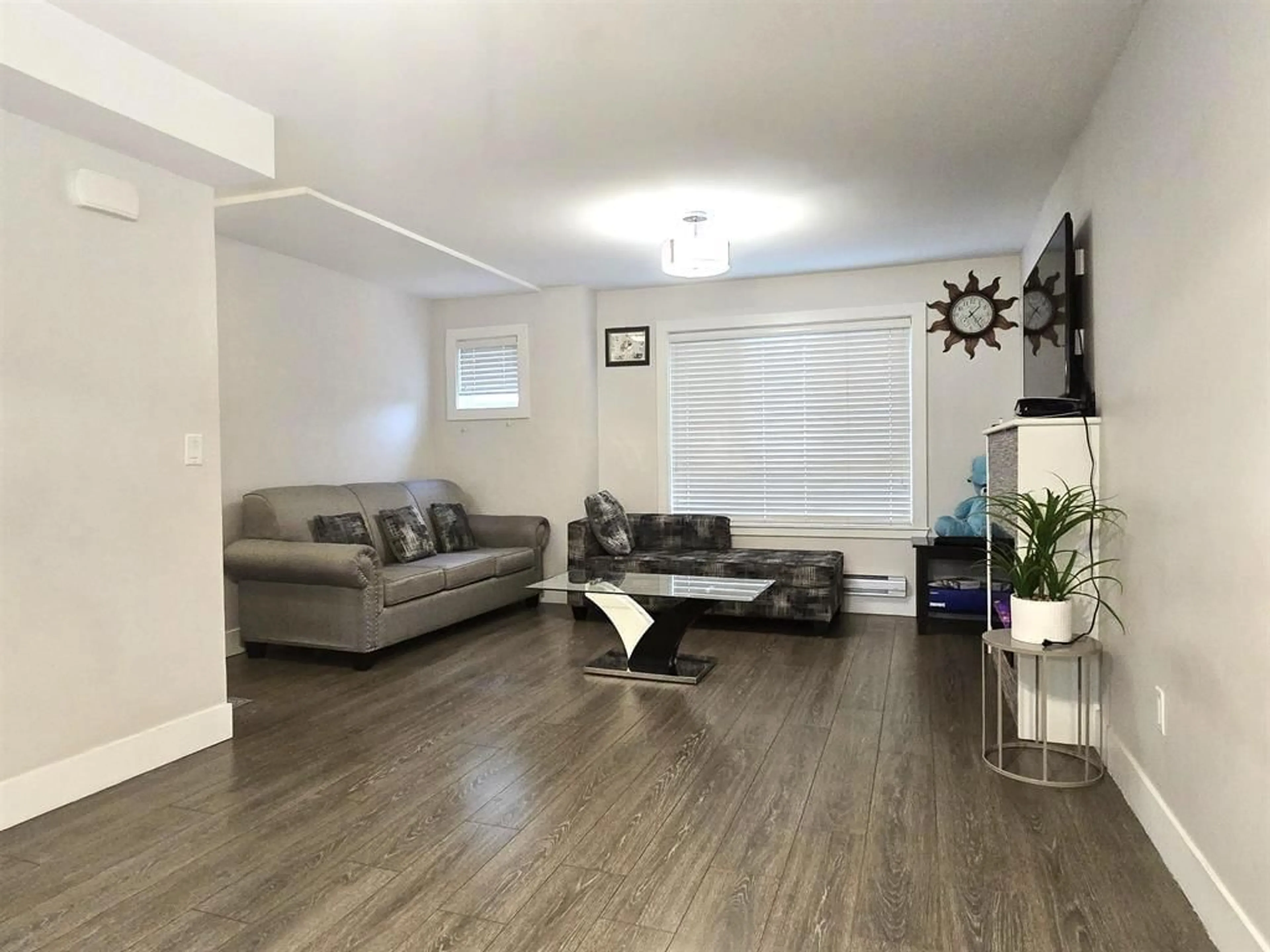 Living room with furniture, wood/laminate floor for 11 - 32138 GEORGE FERGUSON WAY, Abbotsford British Columbia V2T2K6