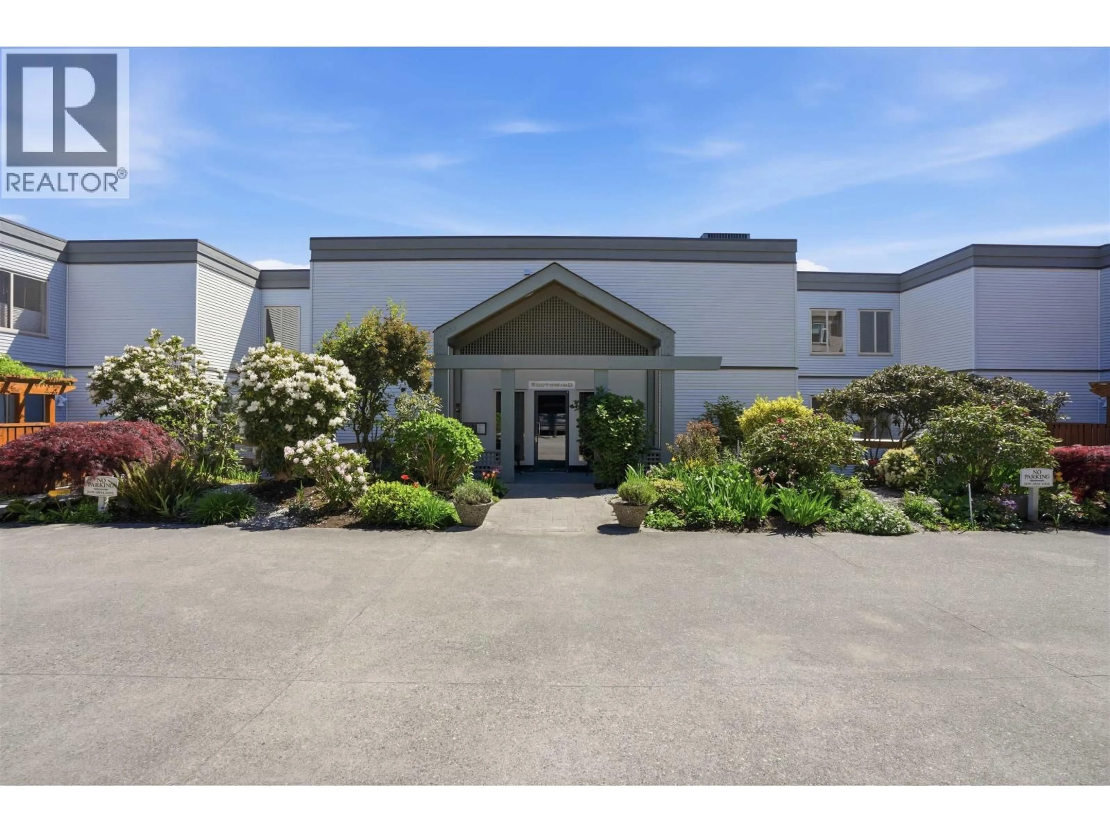 Indoor foyer for 302 - 5780 TRAIL AVENUE, Sechelt British Columbia V7Z0K5