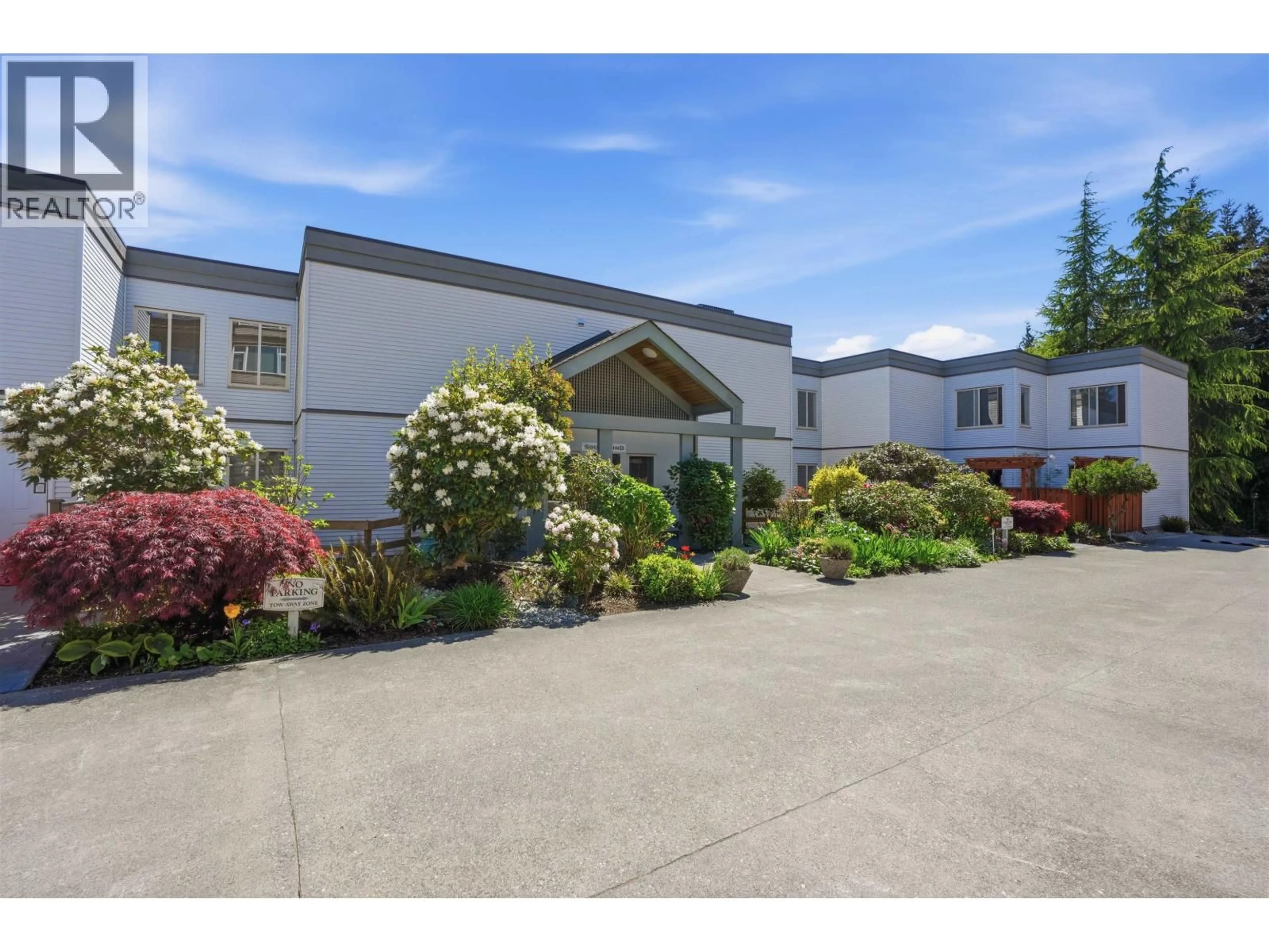 A pic from outside/outdoor area/front of a property/back of a property/a pic from drone, unknown for 302 - 5780 TRAIL AVENUE, Sechelt British Columbia V7Z0K5