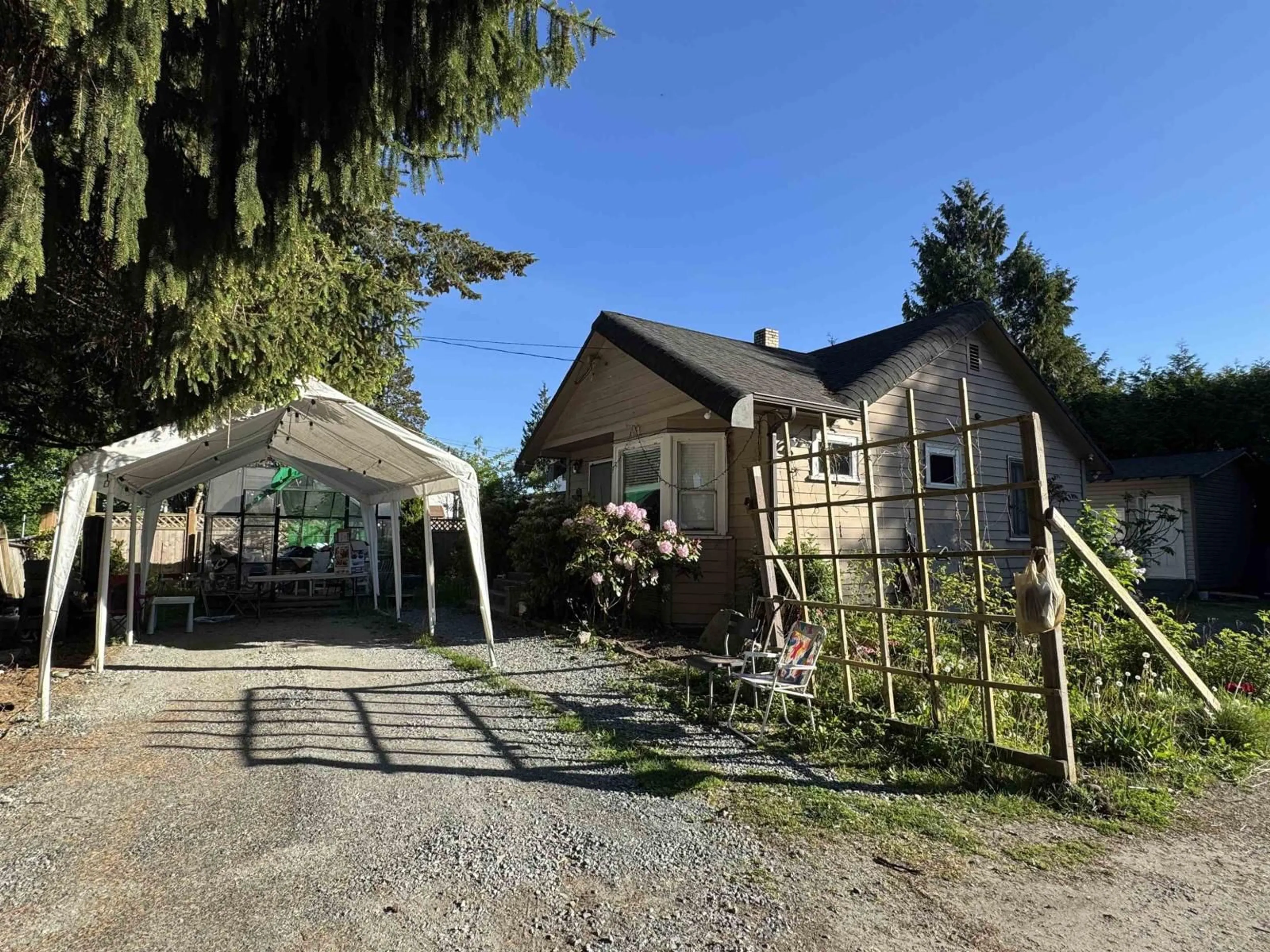 A pic from outside/outdoor area/front of a property/back of a property/a pic from drone, street for 2127 KING GEORGE BOULEVARD, Surrey British Columbia V4A5A3