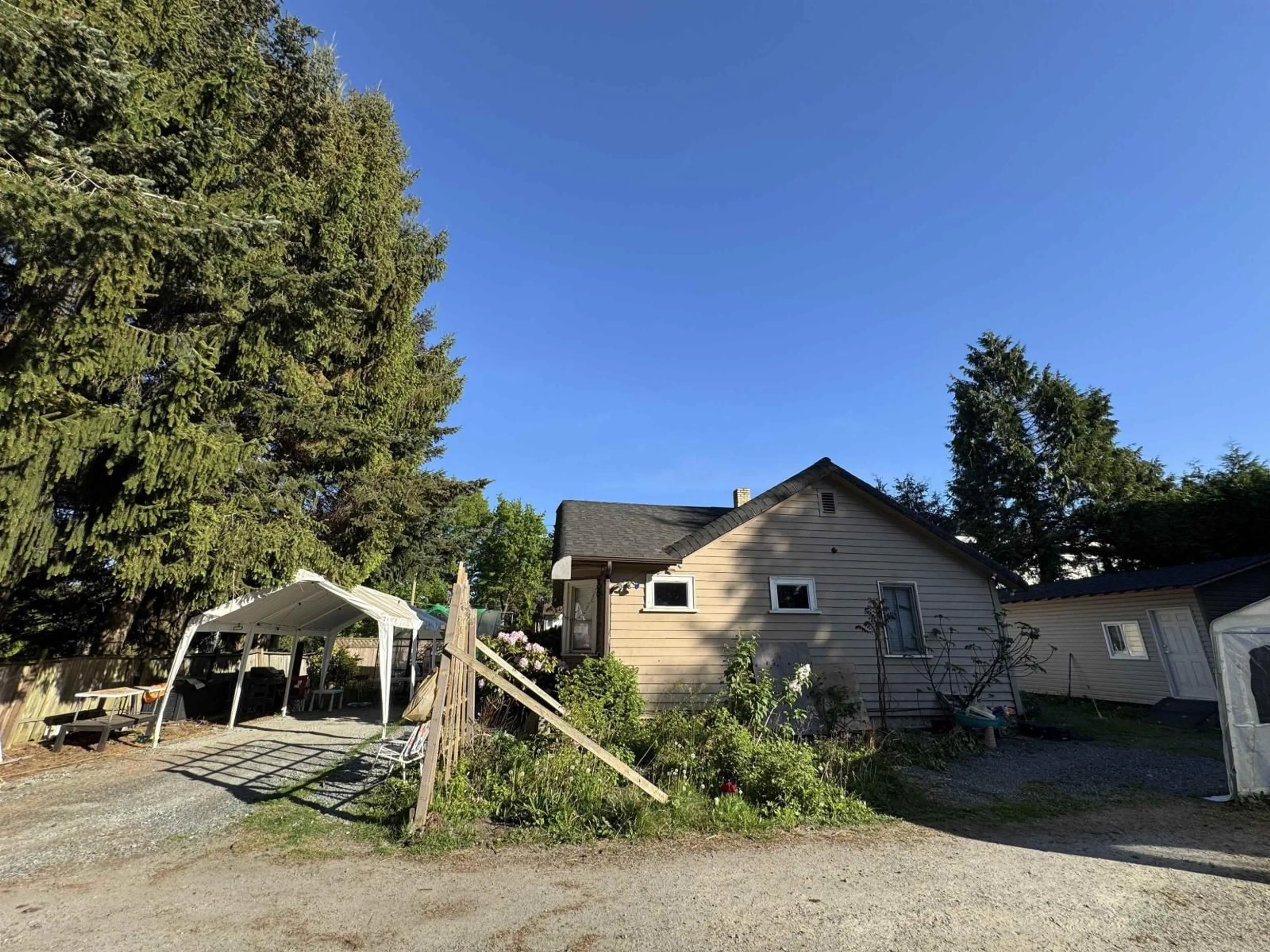 A pic from outside/outdoor area/front of a property/back of a property/a pic from drone, unknown for 2127 KING GEORGE BOULEVARD, Surrey British Columbia V4A5A3