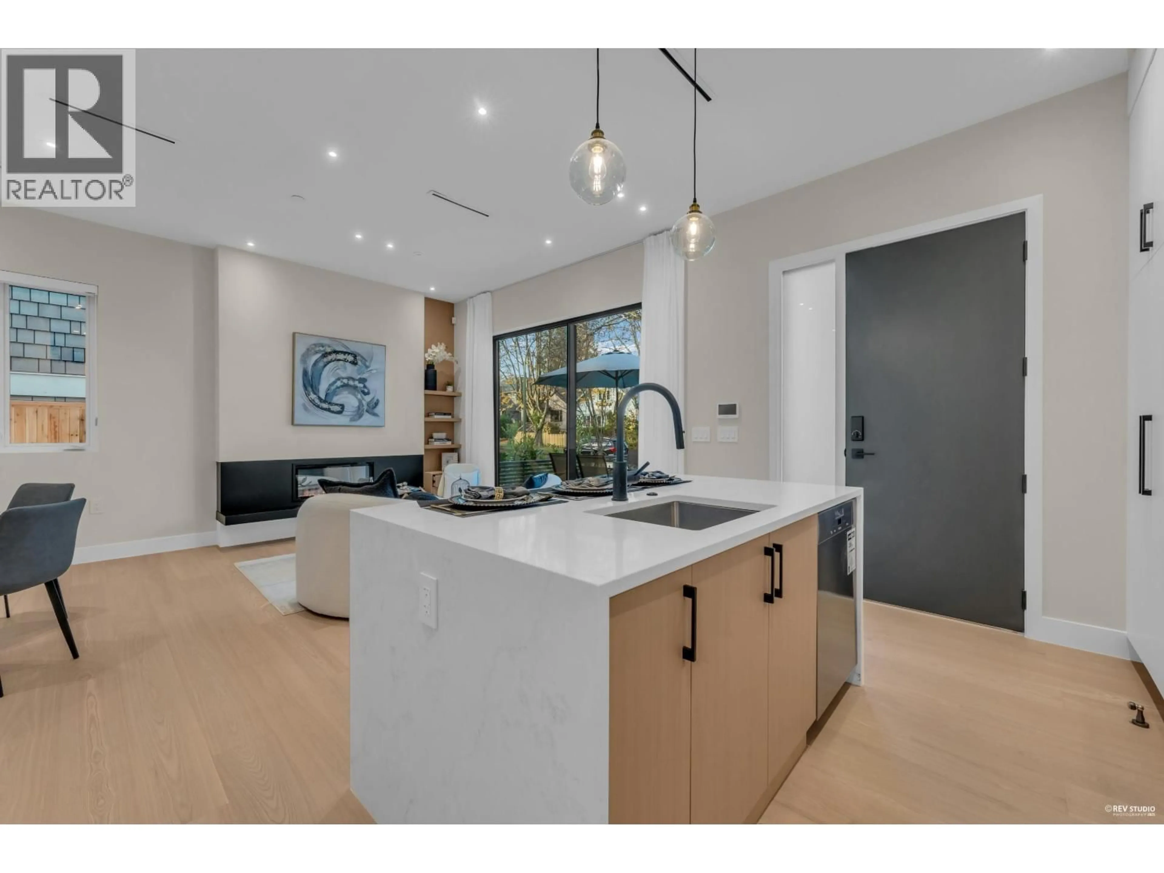 Open concept kitchen, ceramic/tile floor for 1 - 4150 14TH AVENUE, Vancouver British Columbia V6R2X5