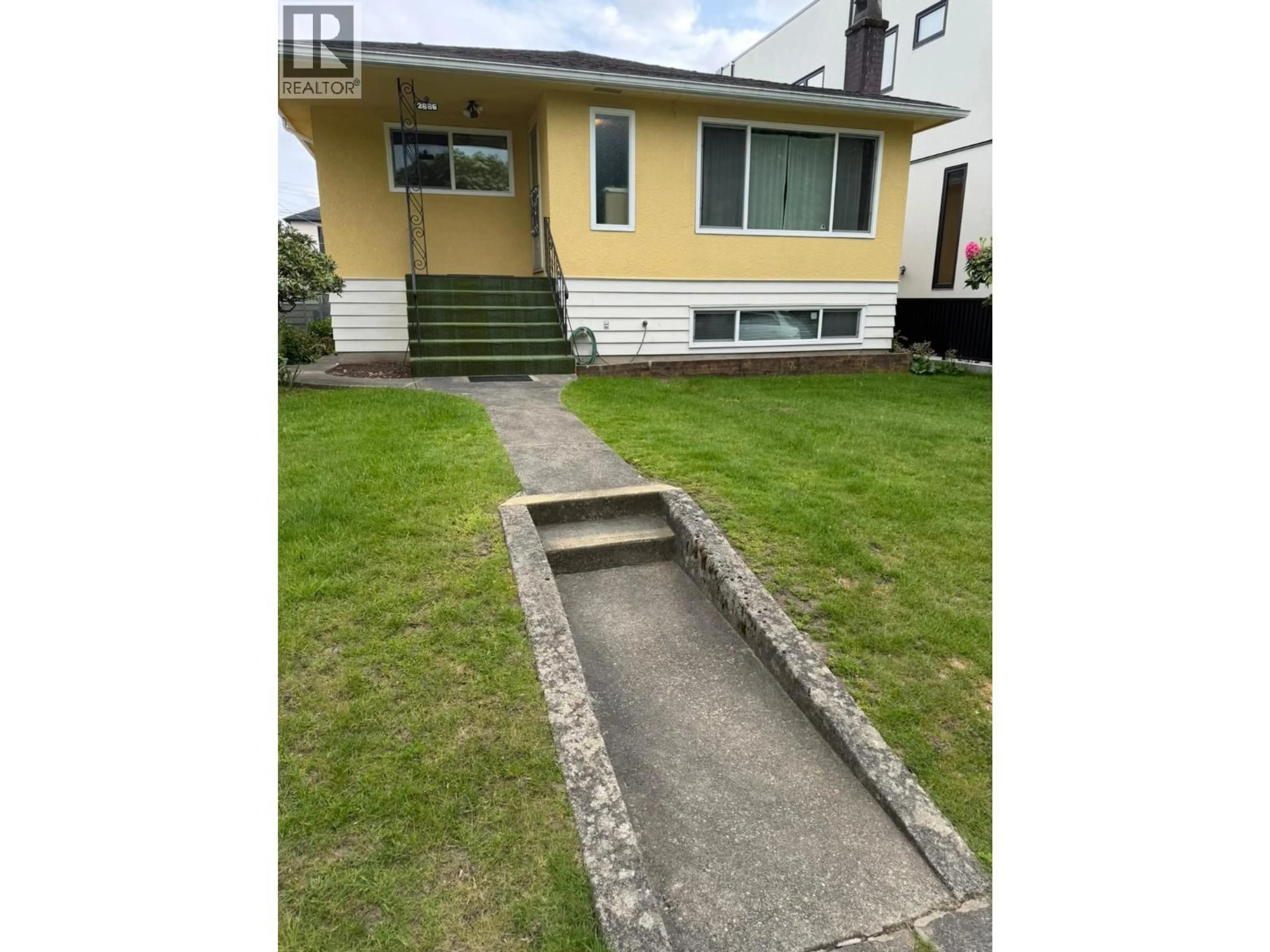 A pic from outside/outdoor area/front of a property/back of a property/a pic from drone, street for 2666 WAVERLEY AVENUE, Vancouver British Columbia V5S1E7