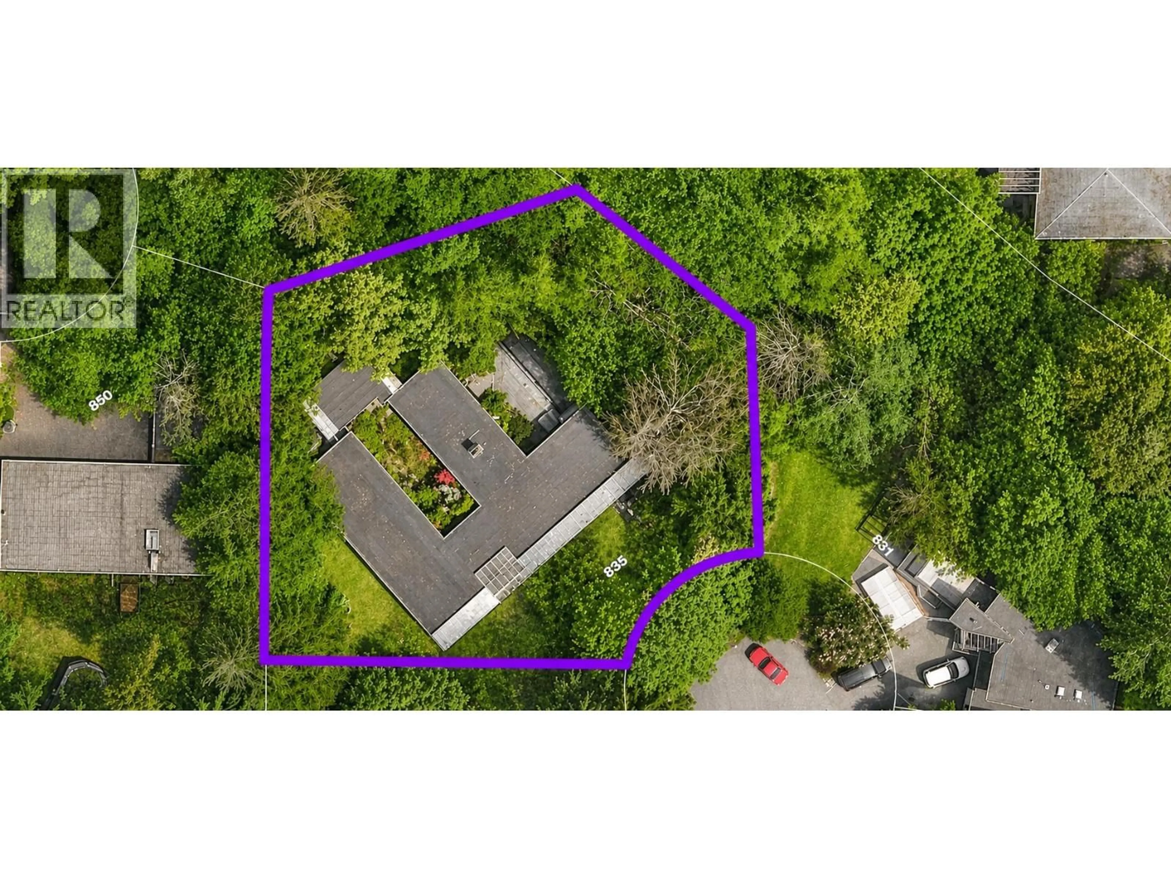A pic from outside/outdoor area/front of a property/back of a property/a pic from drone, unknown for 835 WILDWOOD PLACE, West Vancouver British Columbia V7S1P2