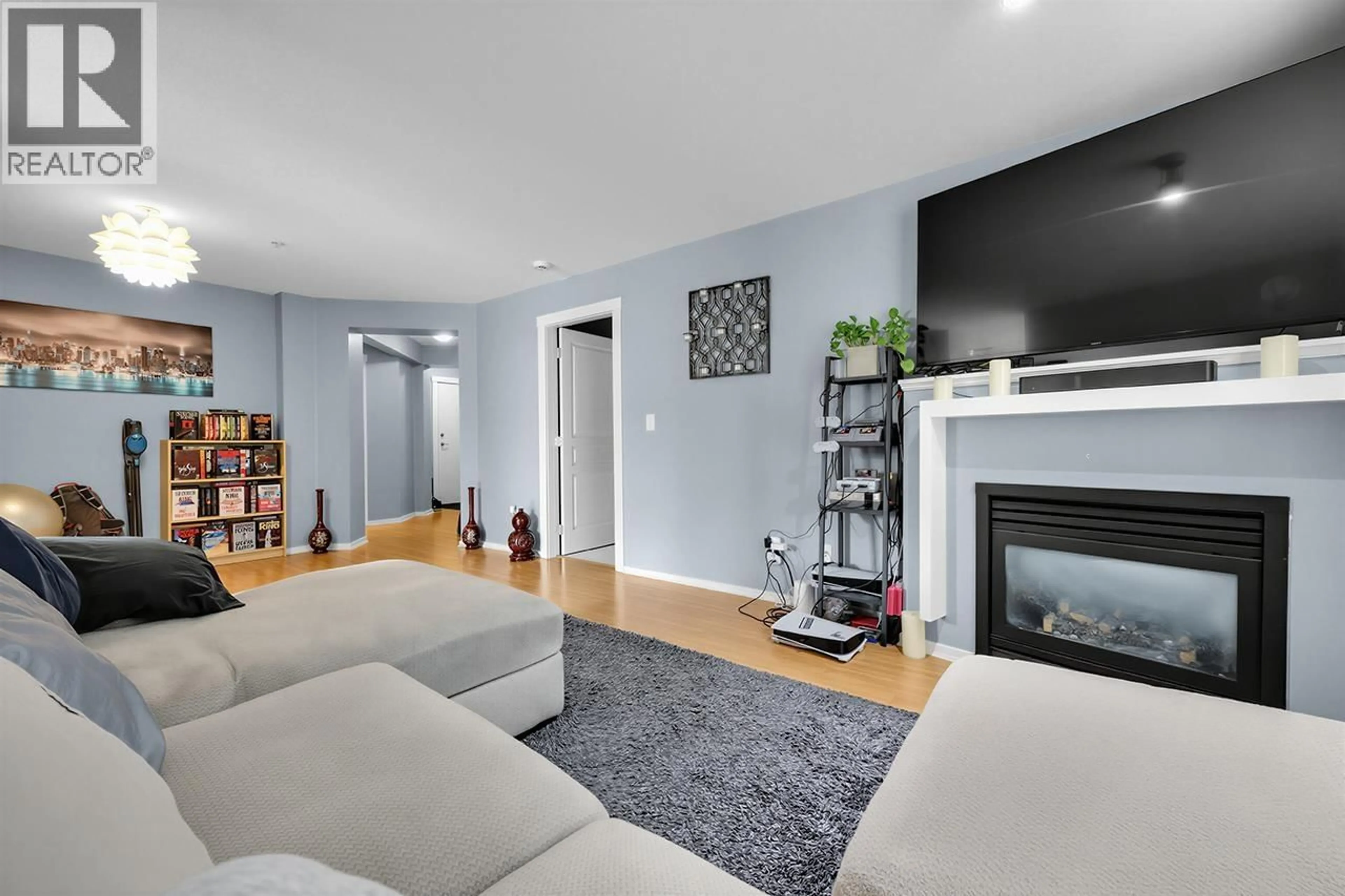 Living room with furniture, unknown for 403 - 9339 UNIVERSITY CRESCENT, Burnaby British Columbia V5A4Y1