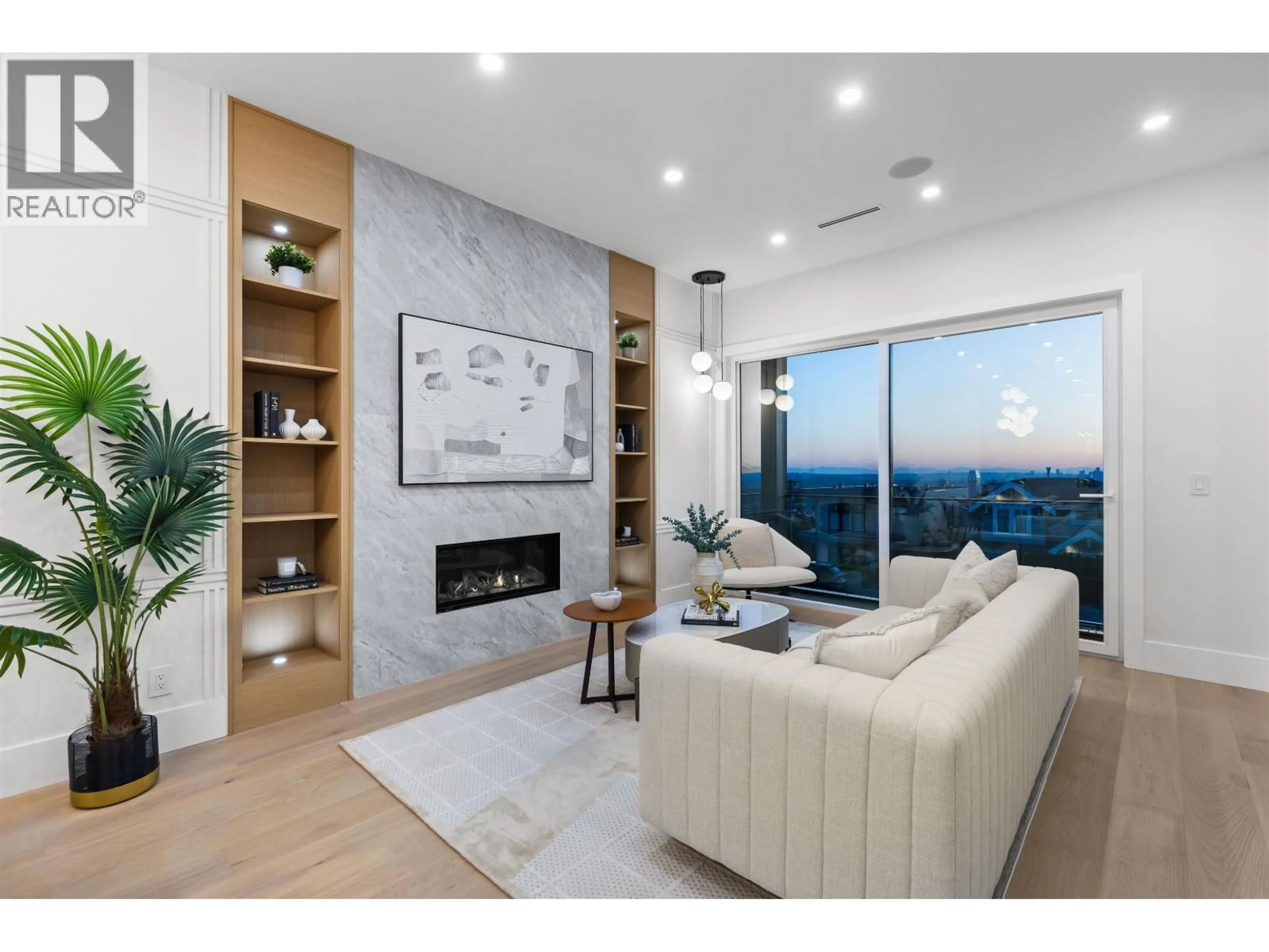 Living room with furniture, wood/laminate floor for 2 - 10 HYTHE AVENUE, Burnaby British Columbia V5B1G4