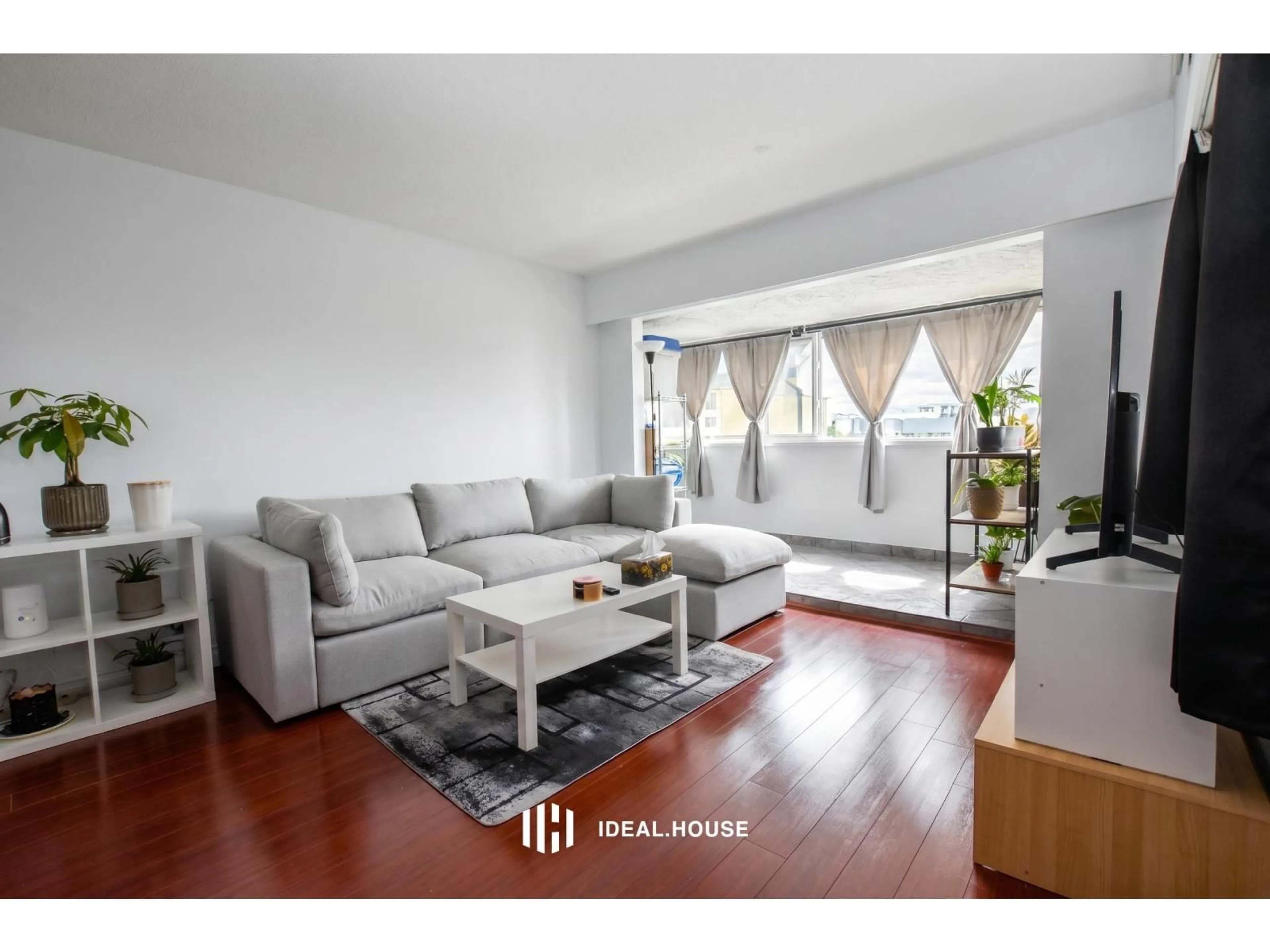 Living room with furniture, wood/laminate floor for 201 - 1320 FIR STREET, White Rock British Columbia V4B4B2