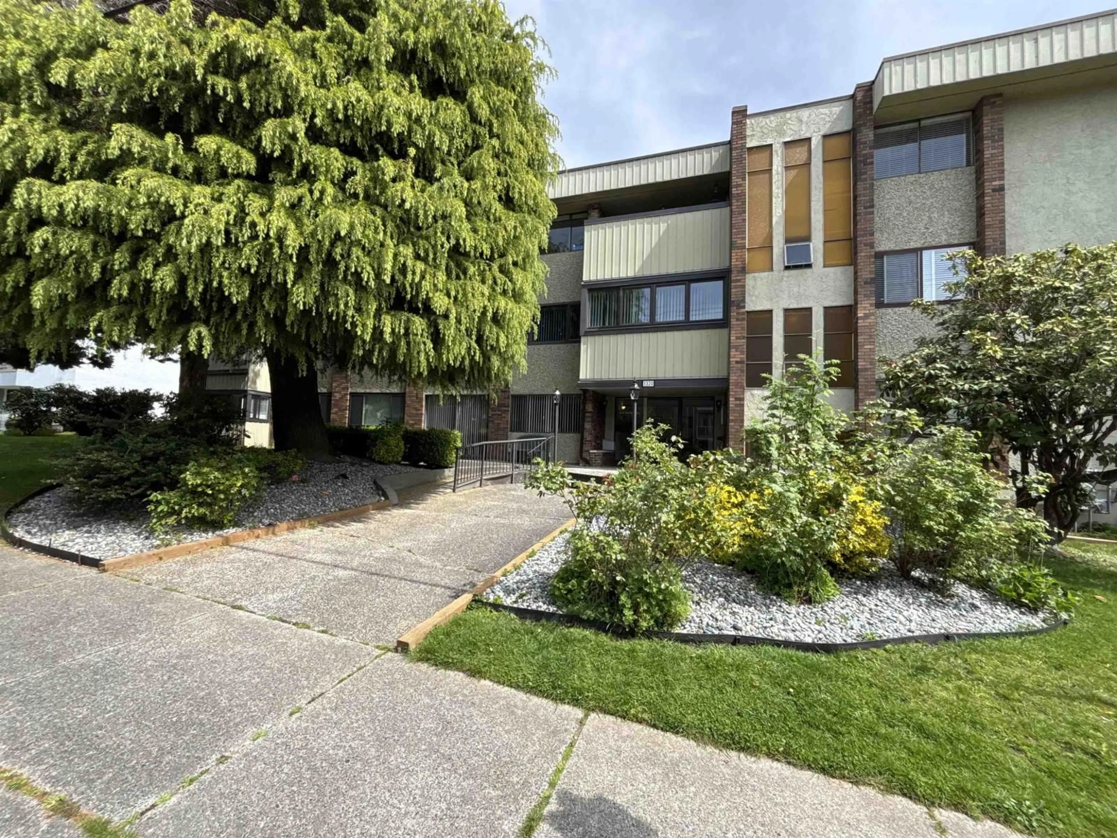 Patio, building for 201 - 1320 FIR STREET, White Rock British Columbia V4B4B2