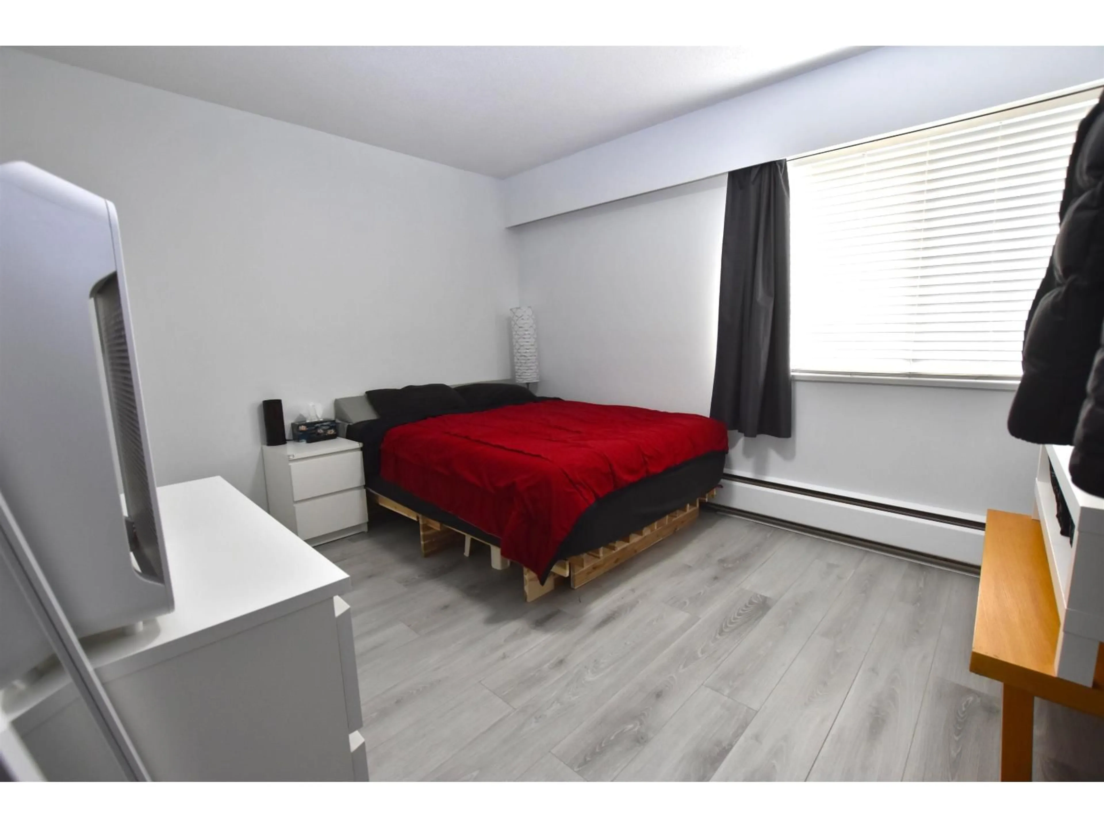 A pic of a room for 201 - 1320 FIR STREET, White Rock British Columbia V4B4B2
