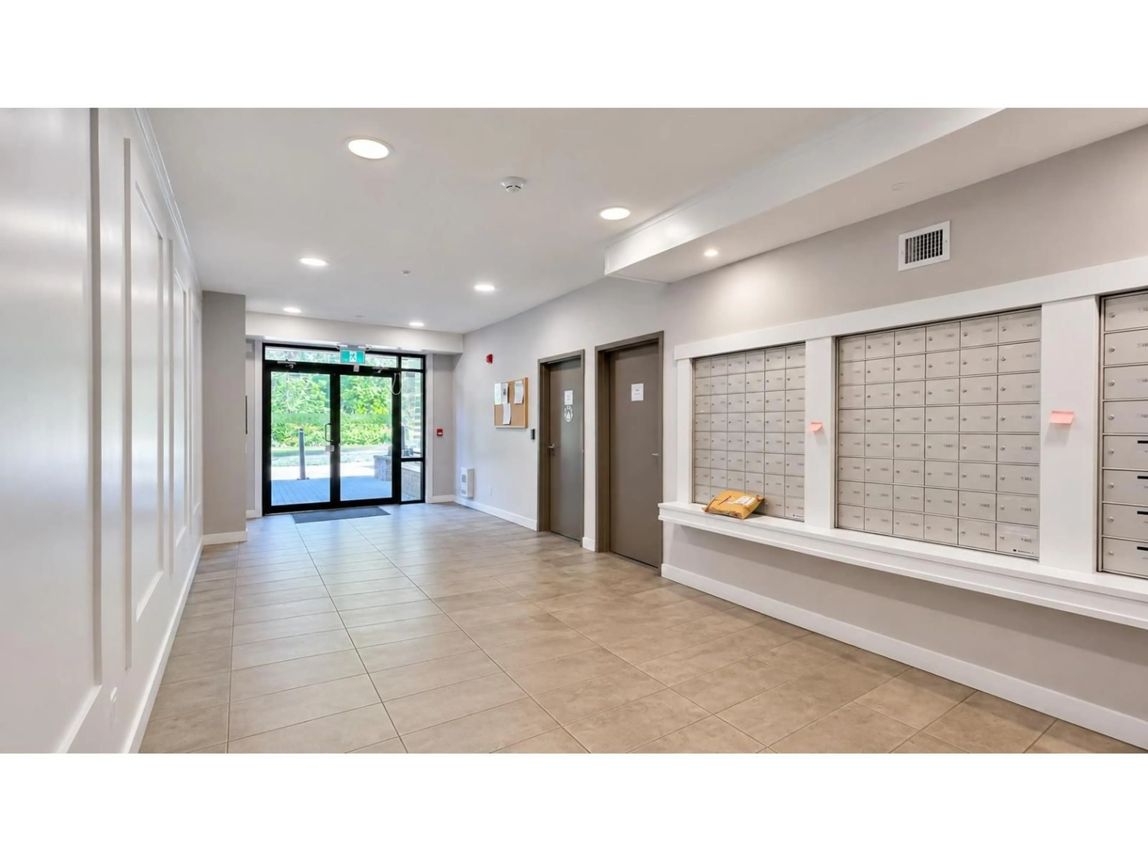 Indoor foyer for 203 - 32690 14TH AVENUE, Mission British Columbia V2V0K5