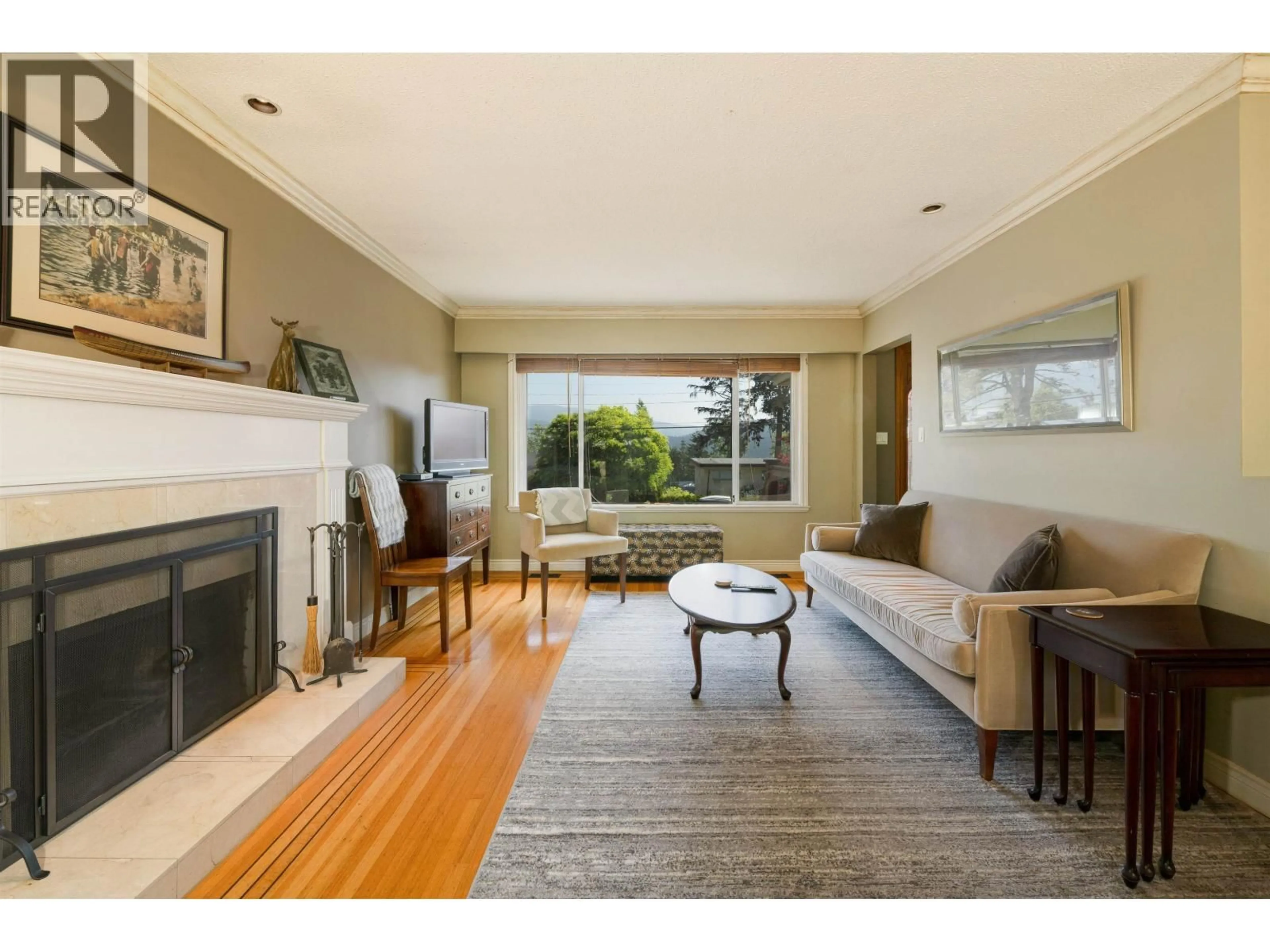 Living room with furniture, wood/laminate floor for 893 FRIAR CRESCENT, North Vancouver British Columbia V7G1M5