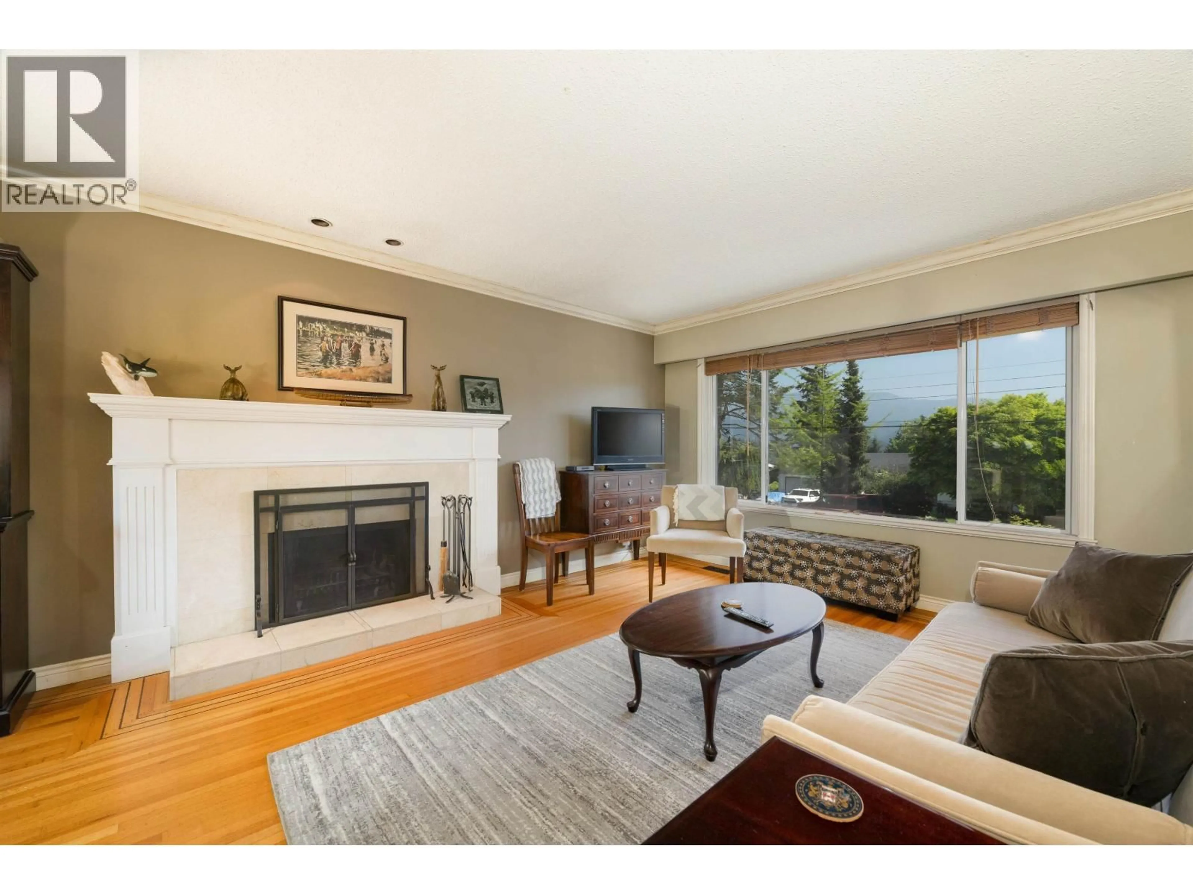 Living room with furniture, wood/laminate floor for 893 FRIAR CRESCENT, North Vancouver British Columbia V7G1M5