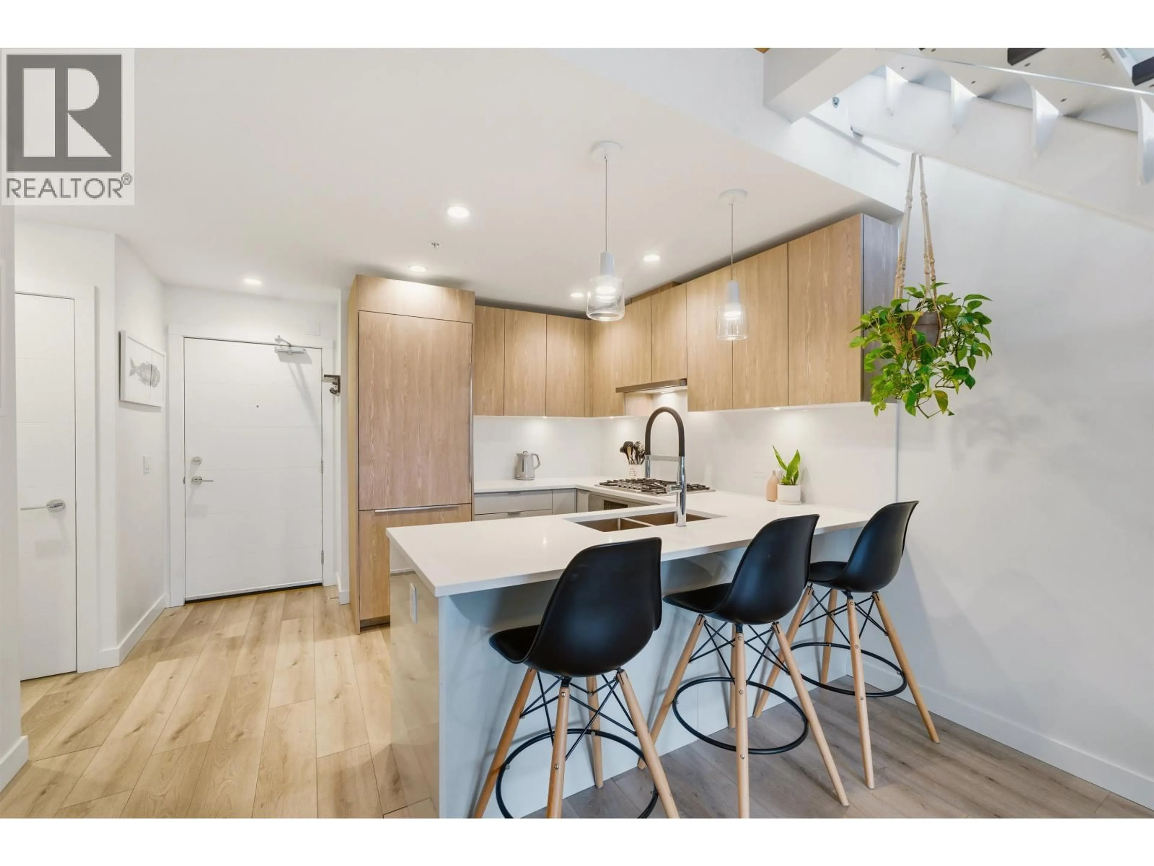 Open concept kitchen, unknown for 607 - 128 8TH STREET, North Vancouver British Columbia V7L0H2