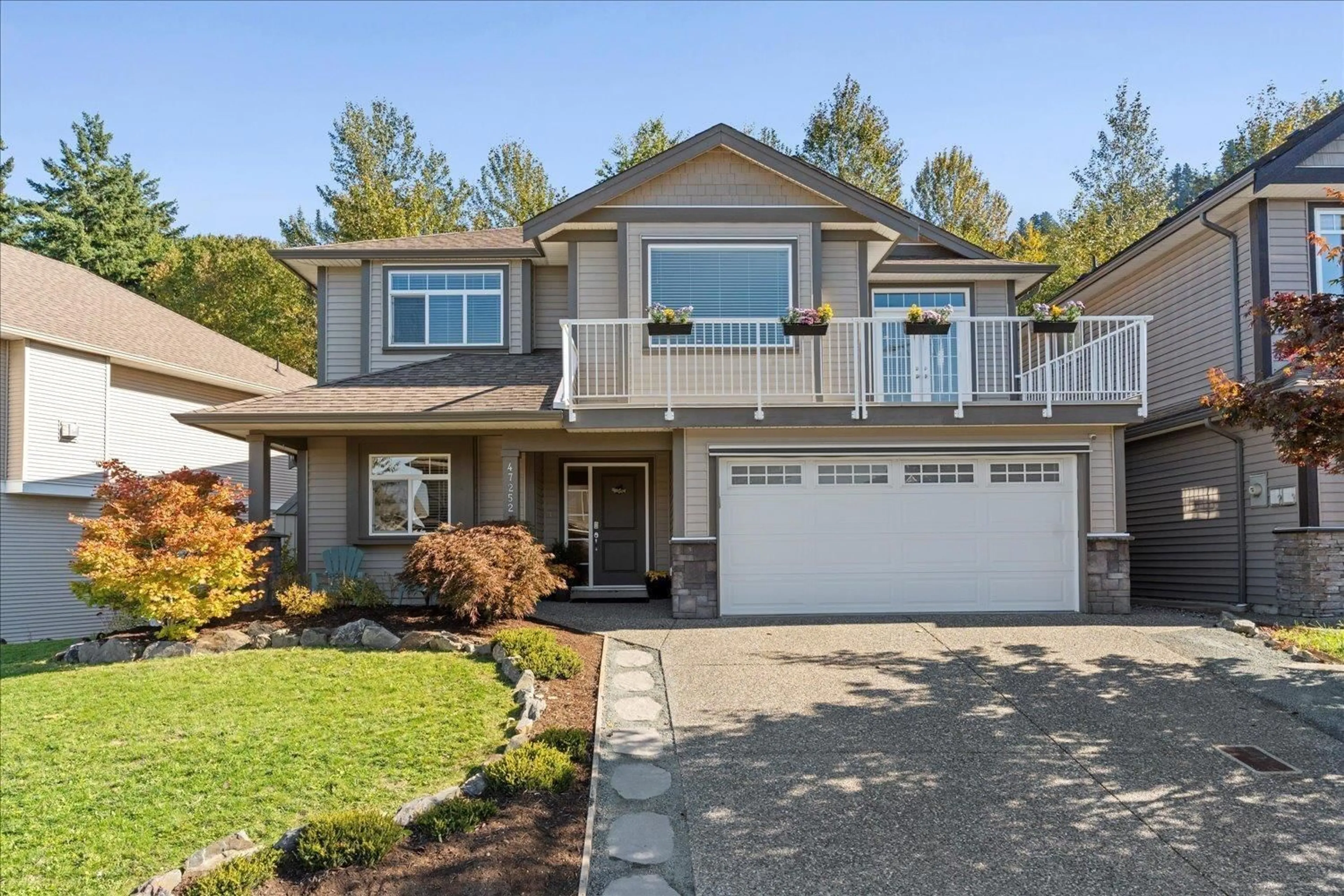 Home with vinyl exterior material, street for 47252 LAUGHINGTON PLACE, Chilliwack British Columbia V2R0J3