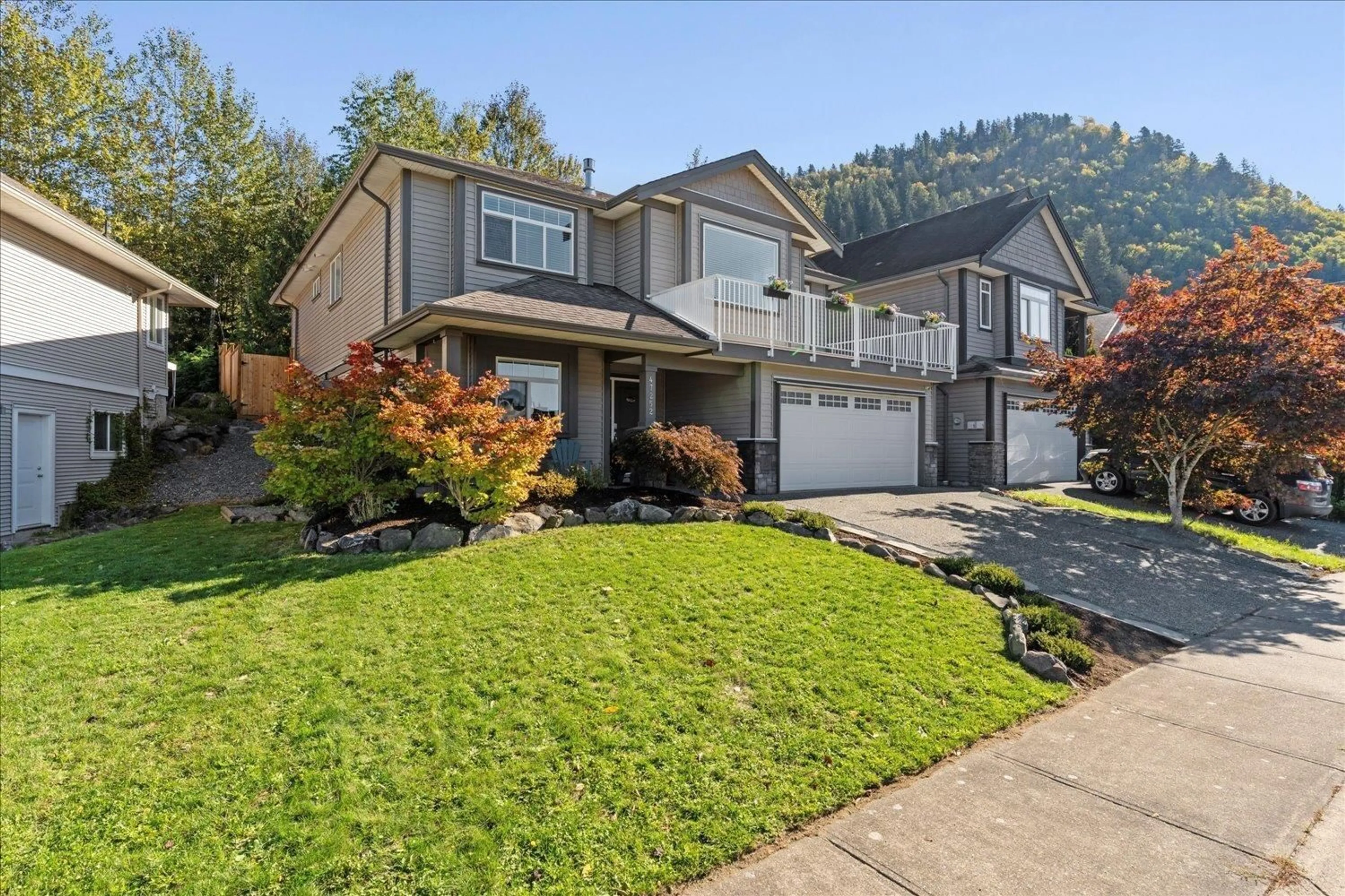 Home with vinyl exterior material, mountain view for 47252 LAUGHINGTON PLACE, Chilliwack British Columbia V2R0J3