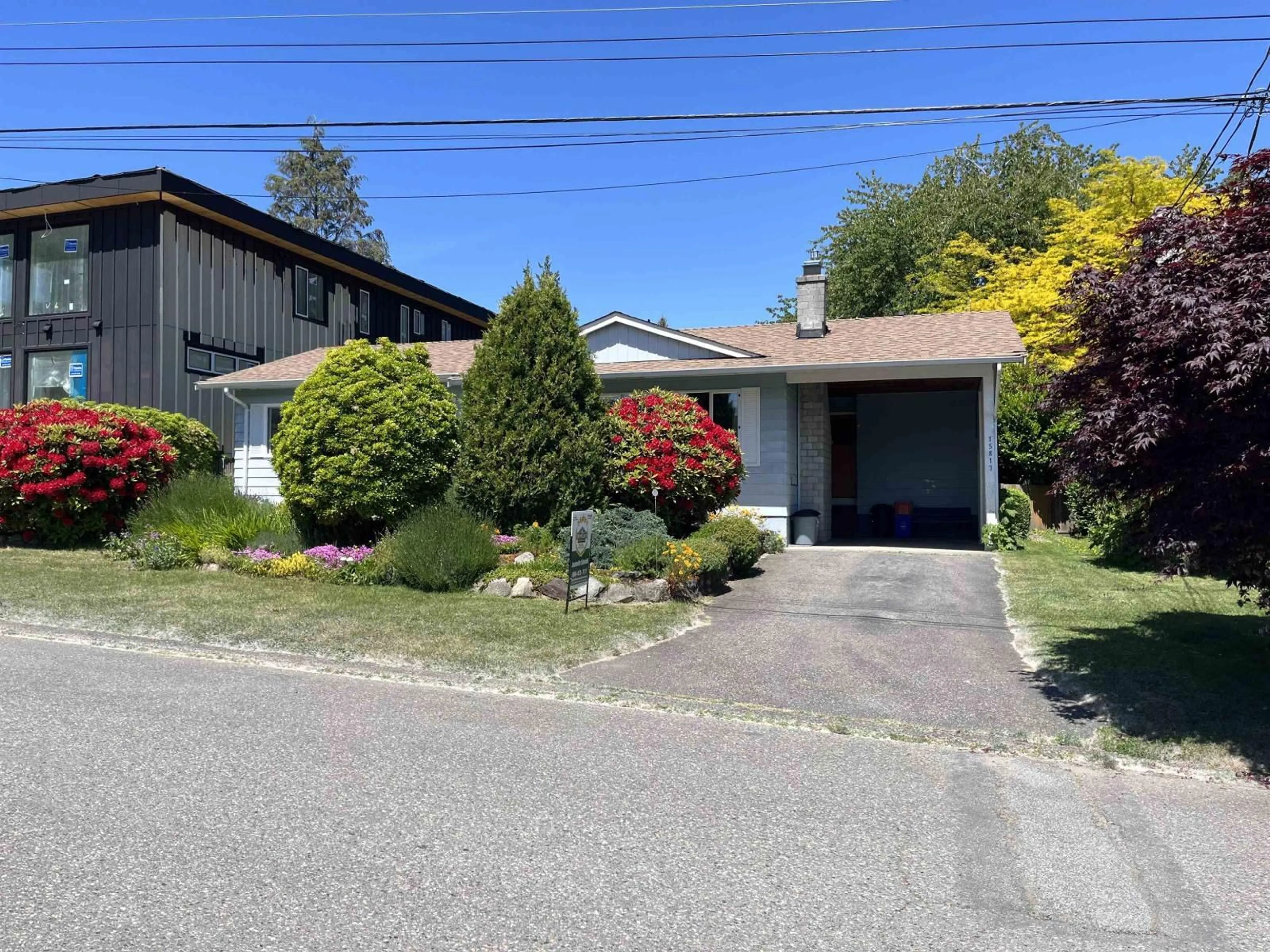 A pic from outside/outdoor area/front of a property/back of a property/a pic from drone, street for 15817 GOGGS AVENUE, White Rock British Columbia V4B2P1