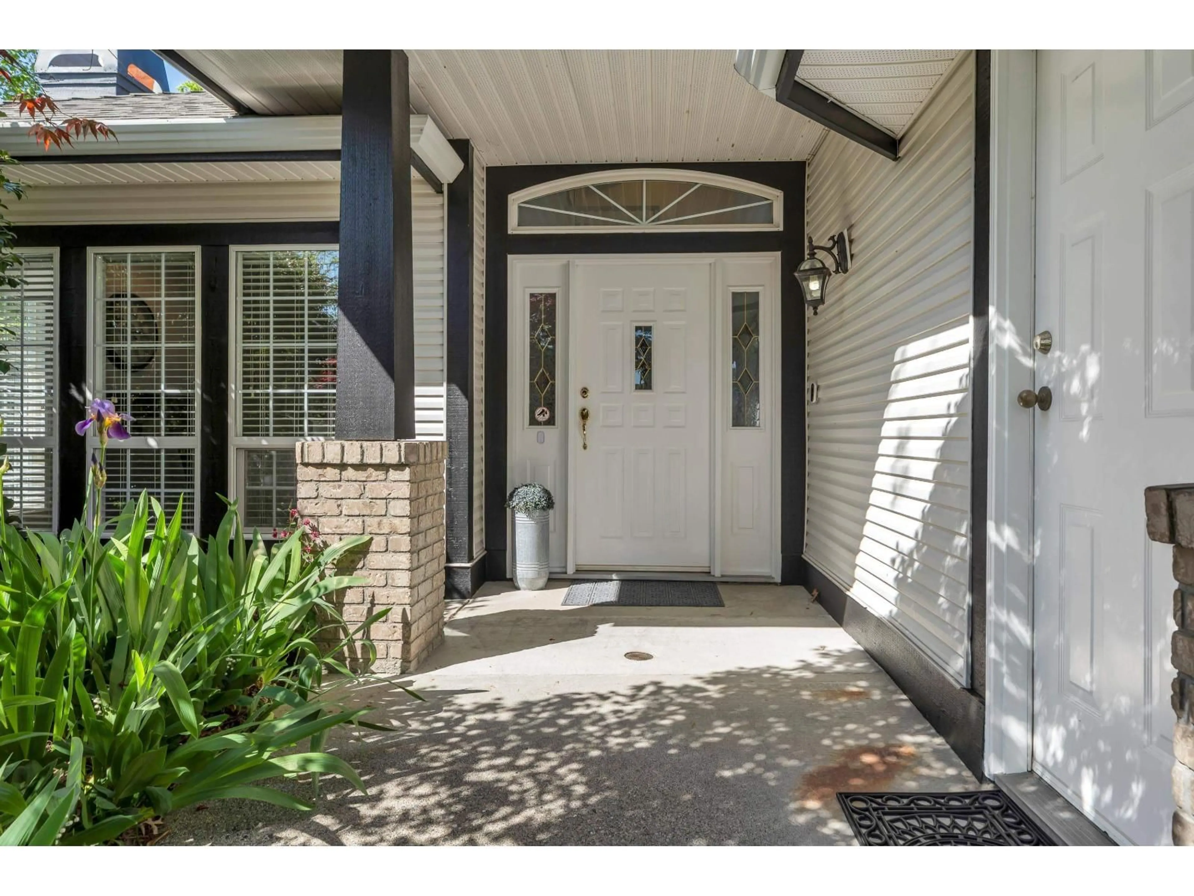 Indoor entryway for 18811 65 AVENUE, Surrey British Columbia V3S8V1