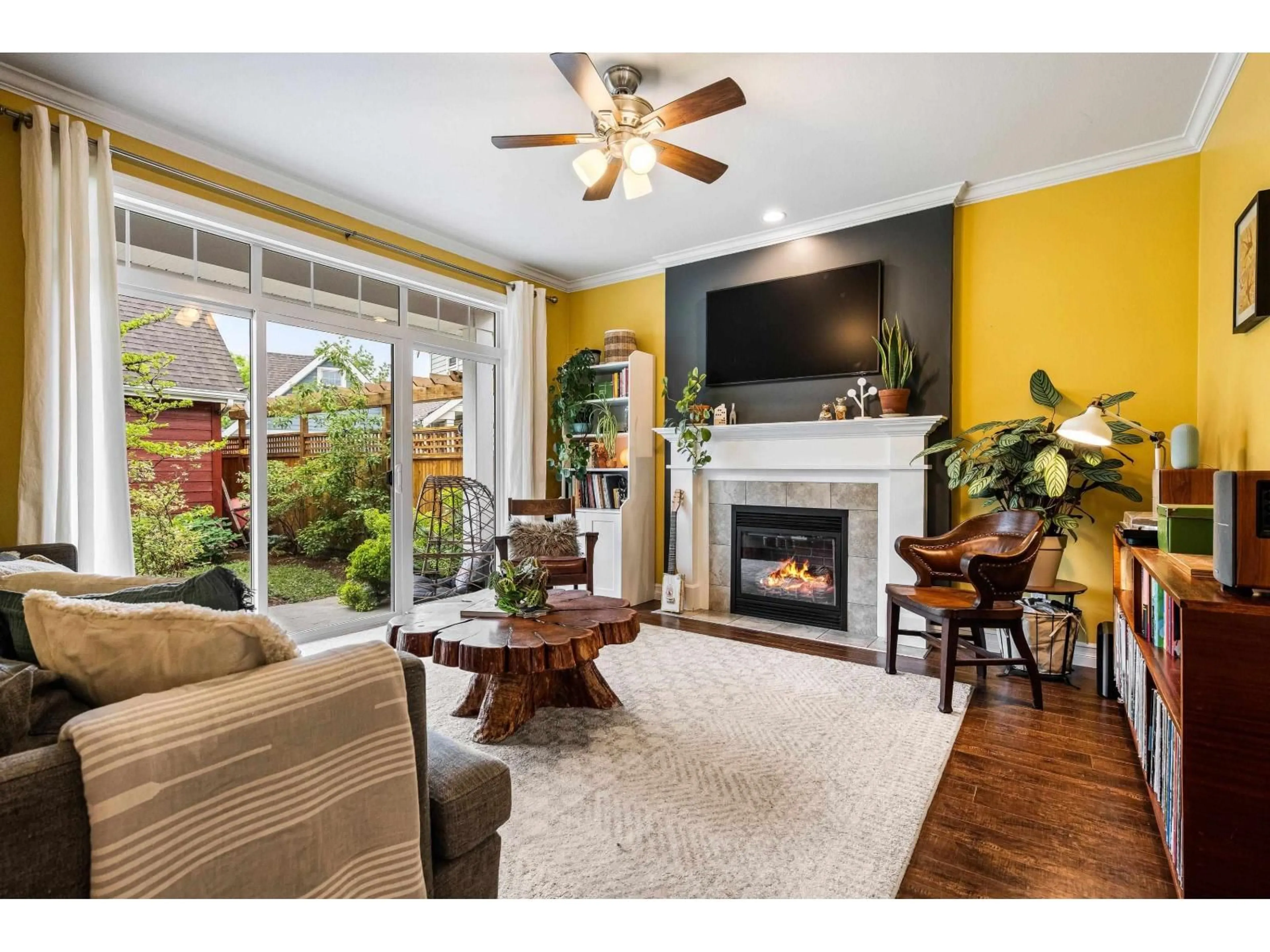 Living room with furniture, unknown for 45386 WATSON ROAD, Chilliwack British Columbia V2R0H1