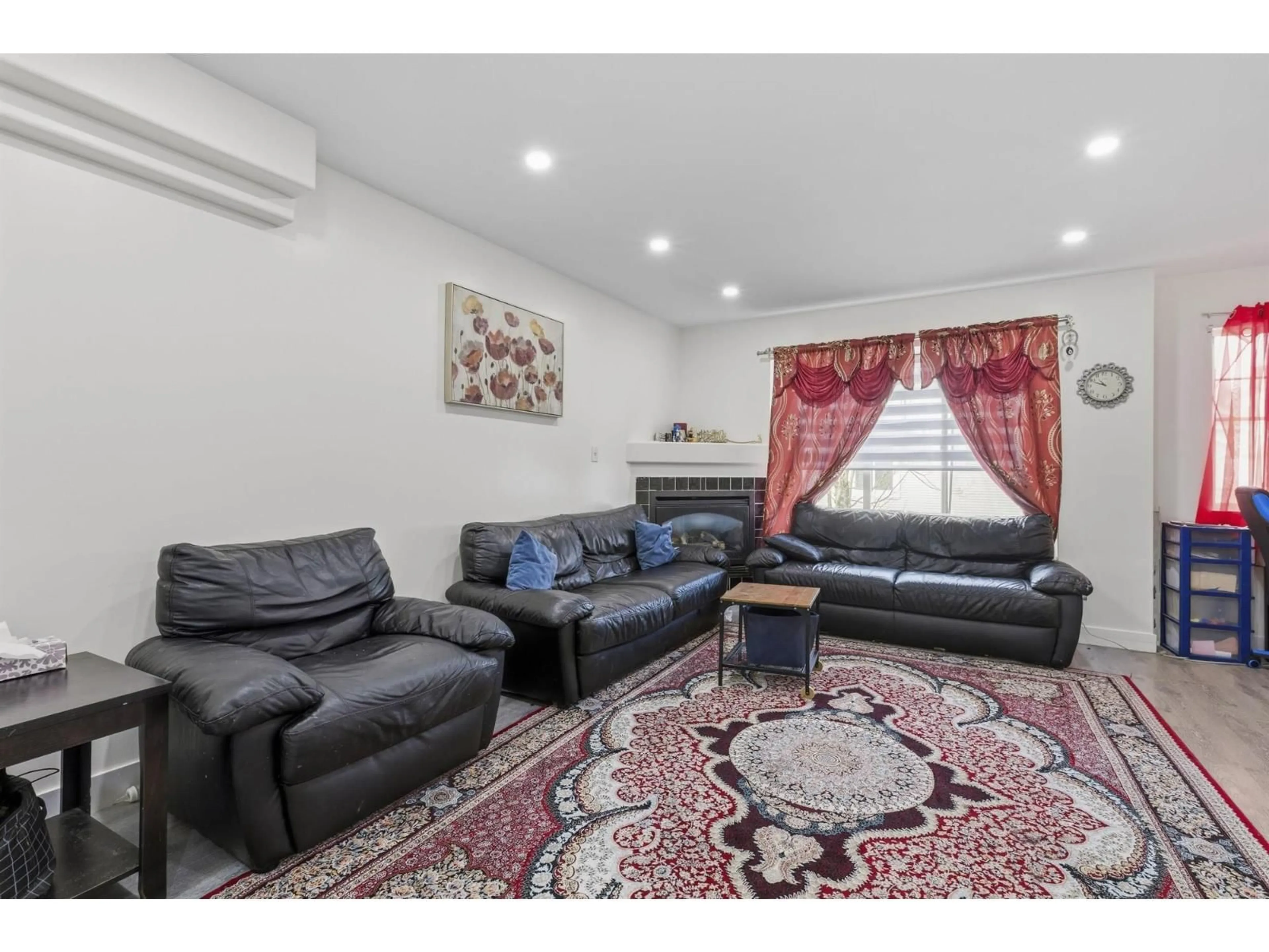 Living room with furniture, unknown for 12 - 12110 75A AVENUE, Surrey British Columbia V3W1M1