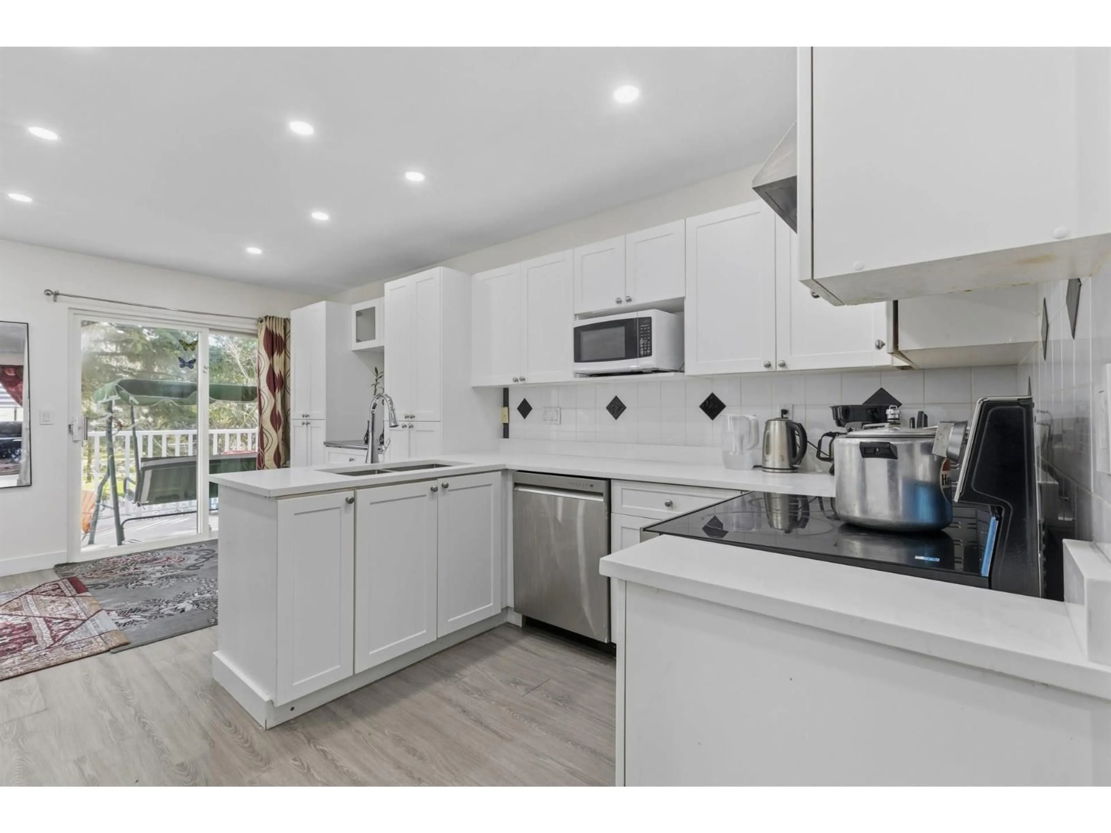 Open concept kitchen, unknown for 12 - 12110 75A AVENUE, Surrey British Columbia V3W1M1