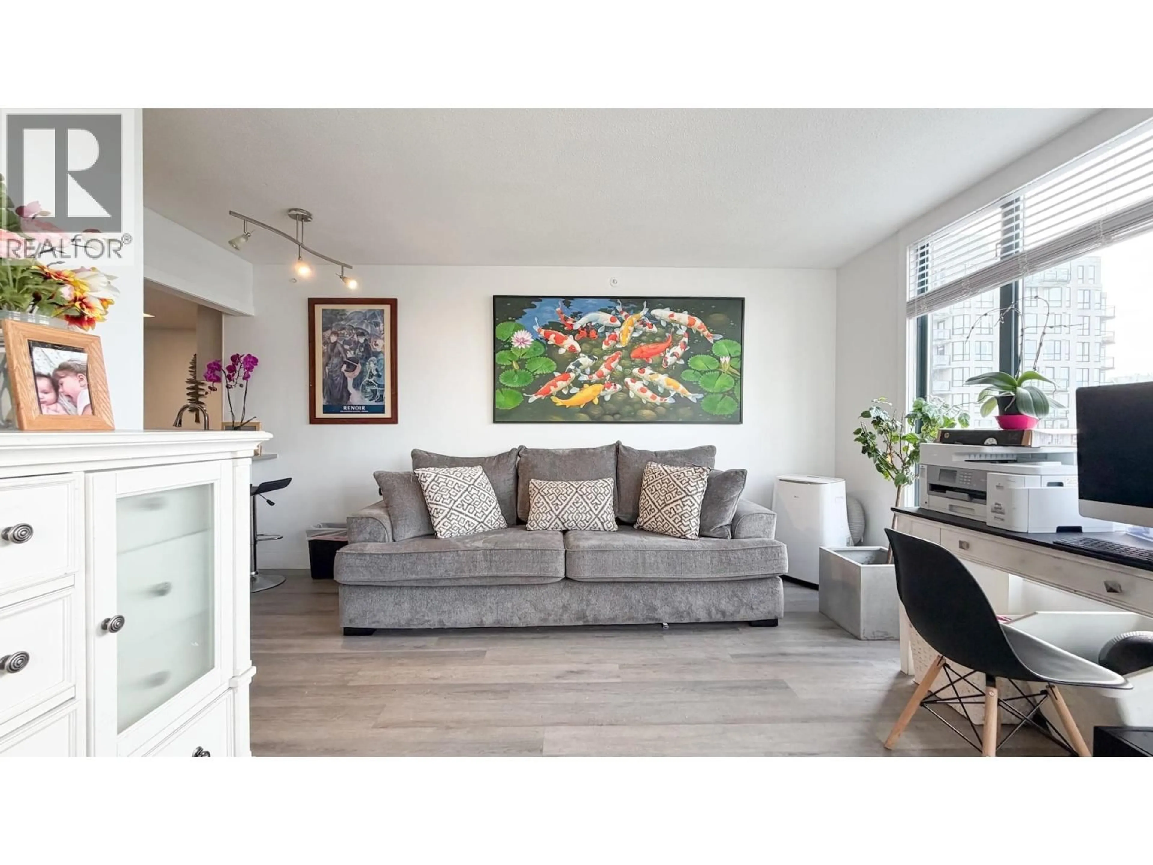 Living room with furniture, wood/laminate floor for 807 - 838 AGNES STREET, New Westminster British Columbia V3M6R3