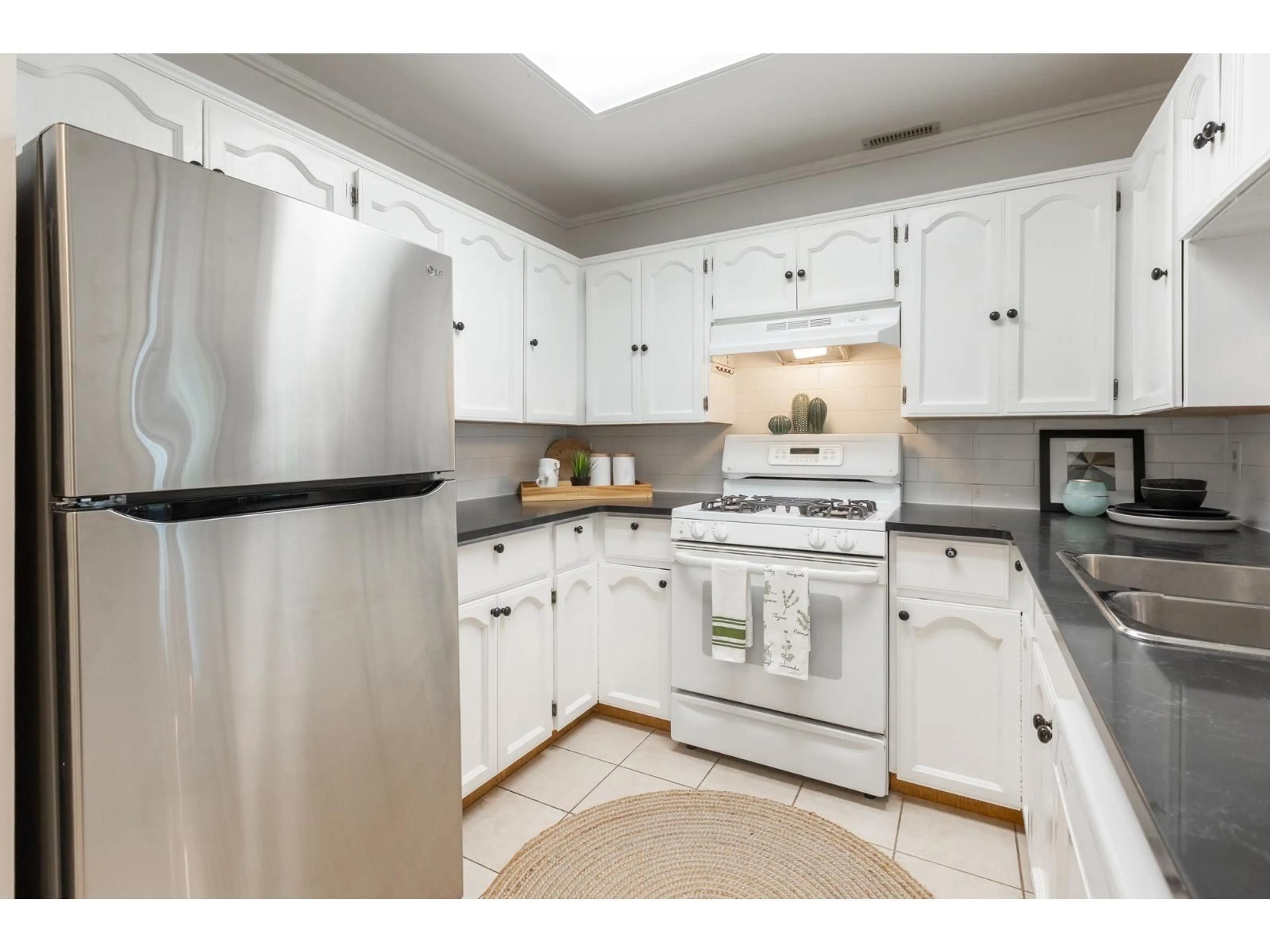 Standard kitchen, unknown for 107 - 13965 16 AVENUE, Surrey British Columbia V4P1P8