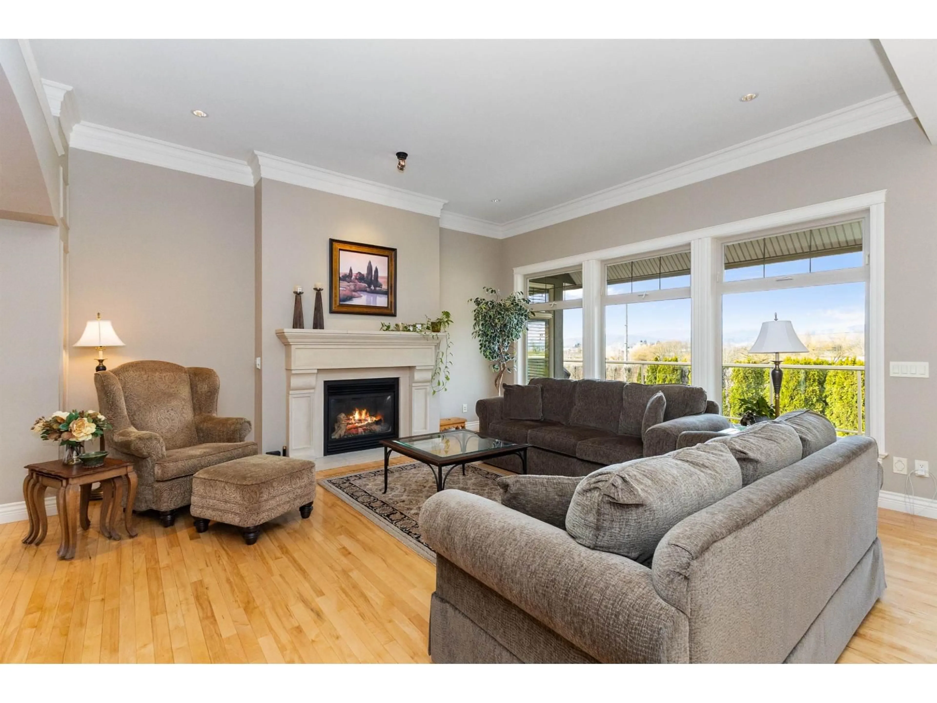 Living room with furniture, wood/laminate floor for 34745 HEARTHSTONE COURT, Abbotsford British Columbia V2S8G6
