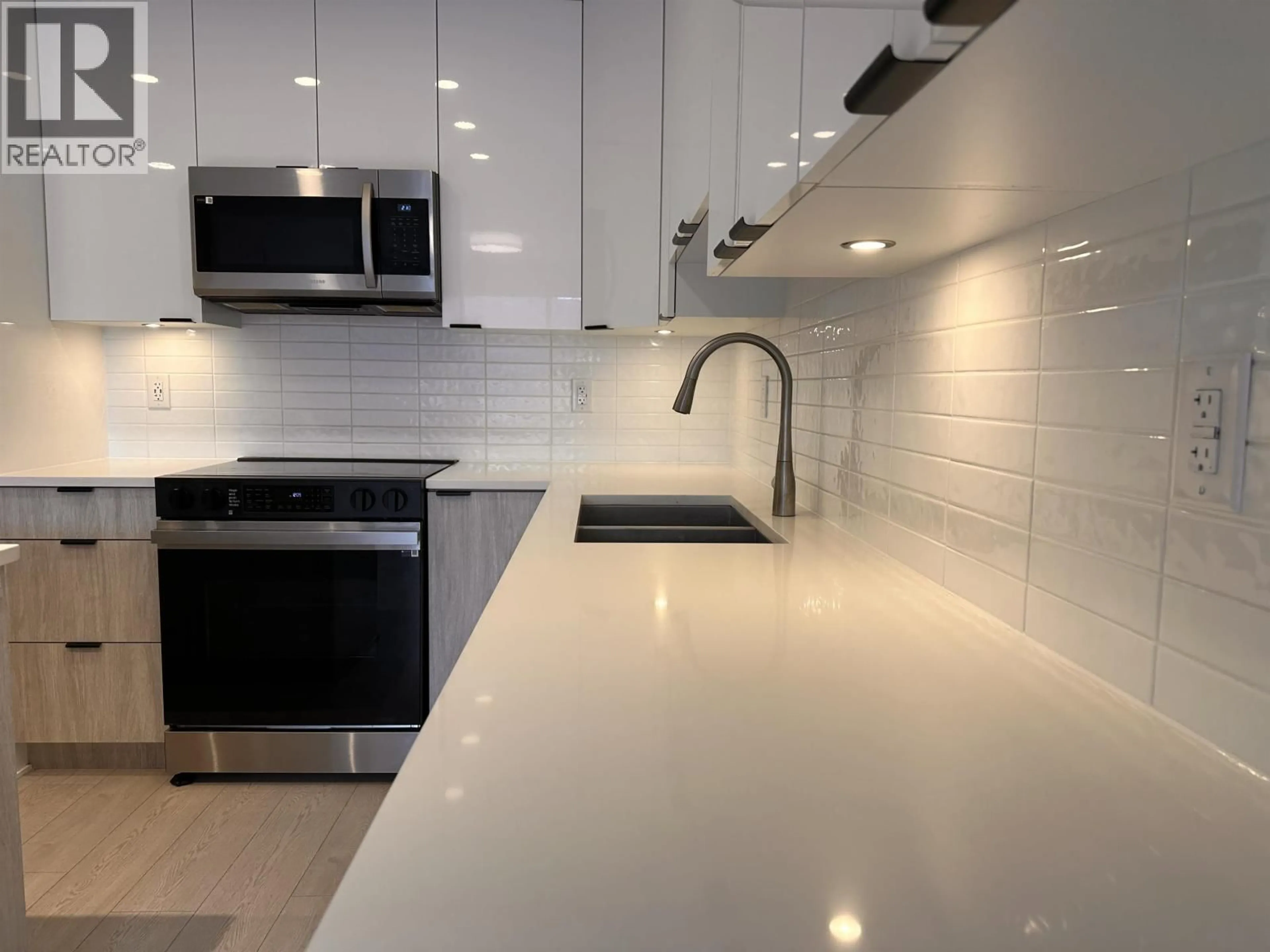 Contemporary kitchen, ceramic/tile floor for 513 - 11655 FRASER STREET, Maple Ridge British Columbia V2X6W9